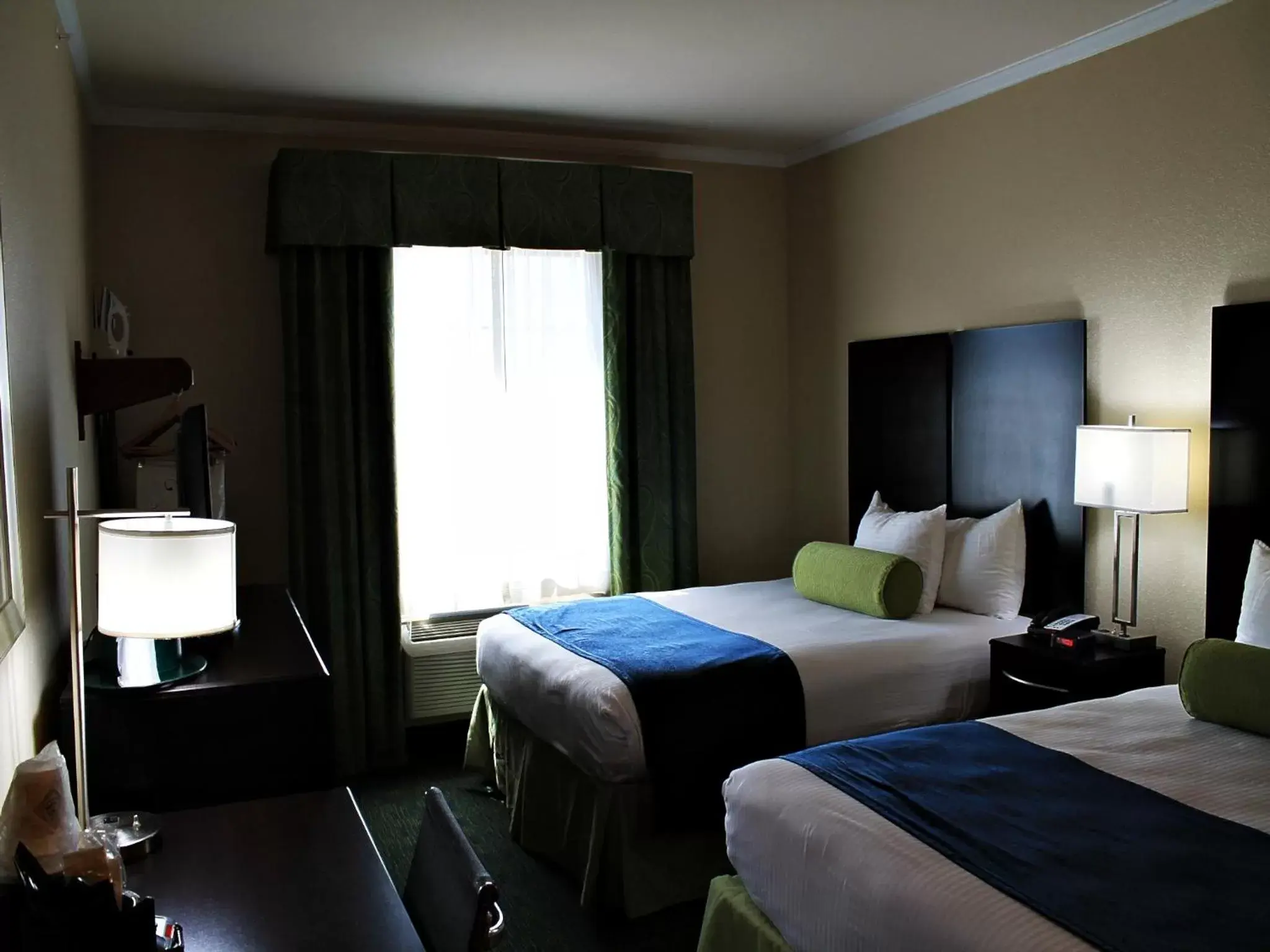 Photo of the whole room, Bed in Cityview Inn & Suites Downtown /RiverCenter Area