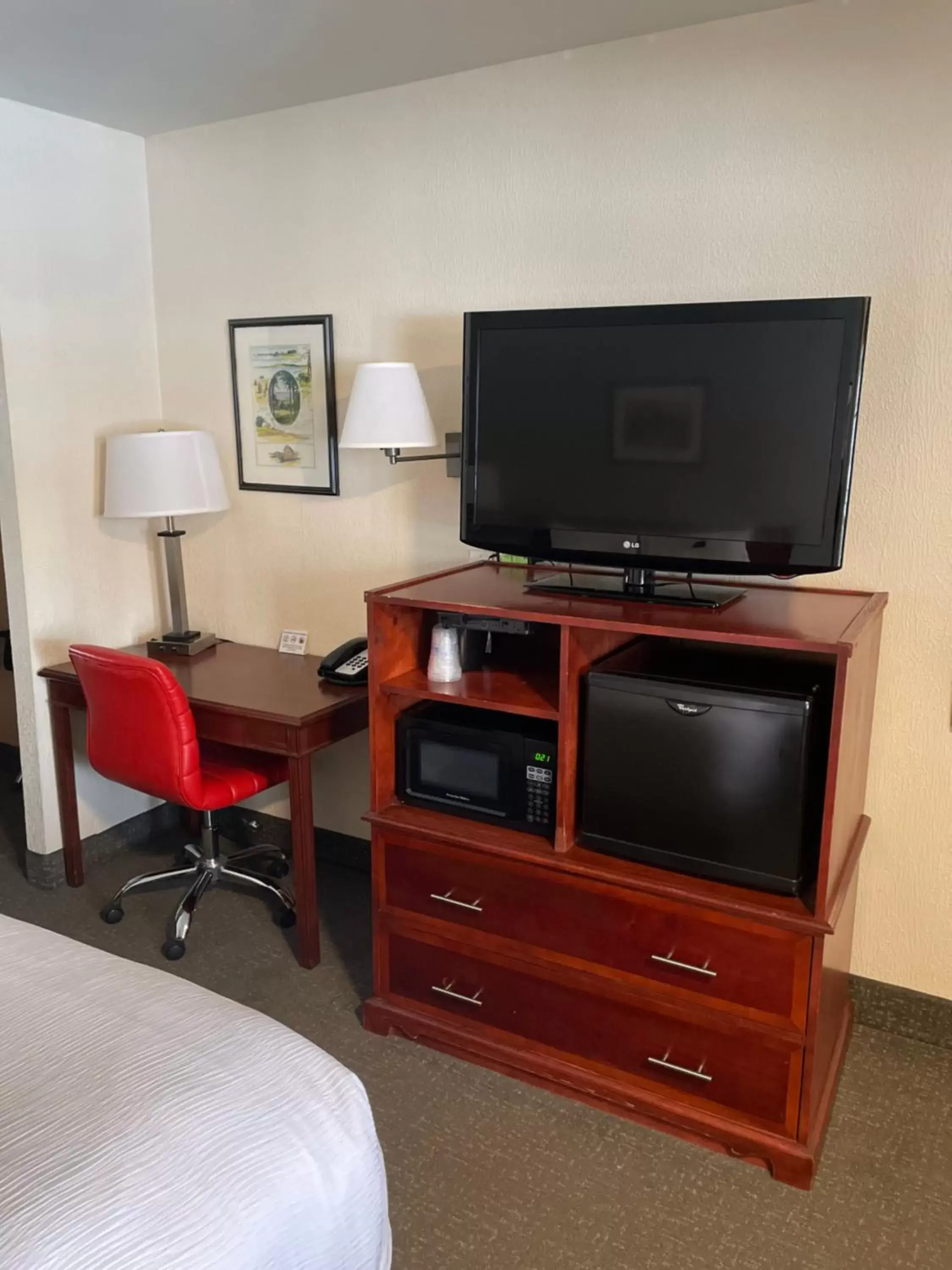 TV and multimedia, TV/Entertainment Center in Best Western Woodbury Inn