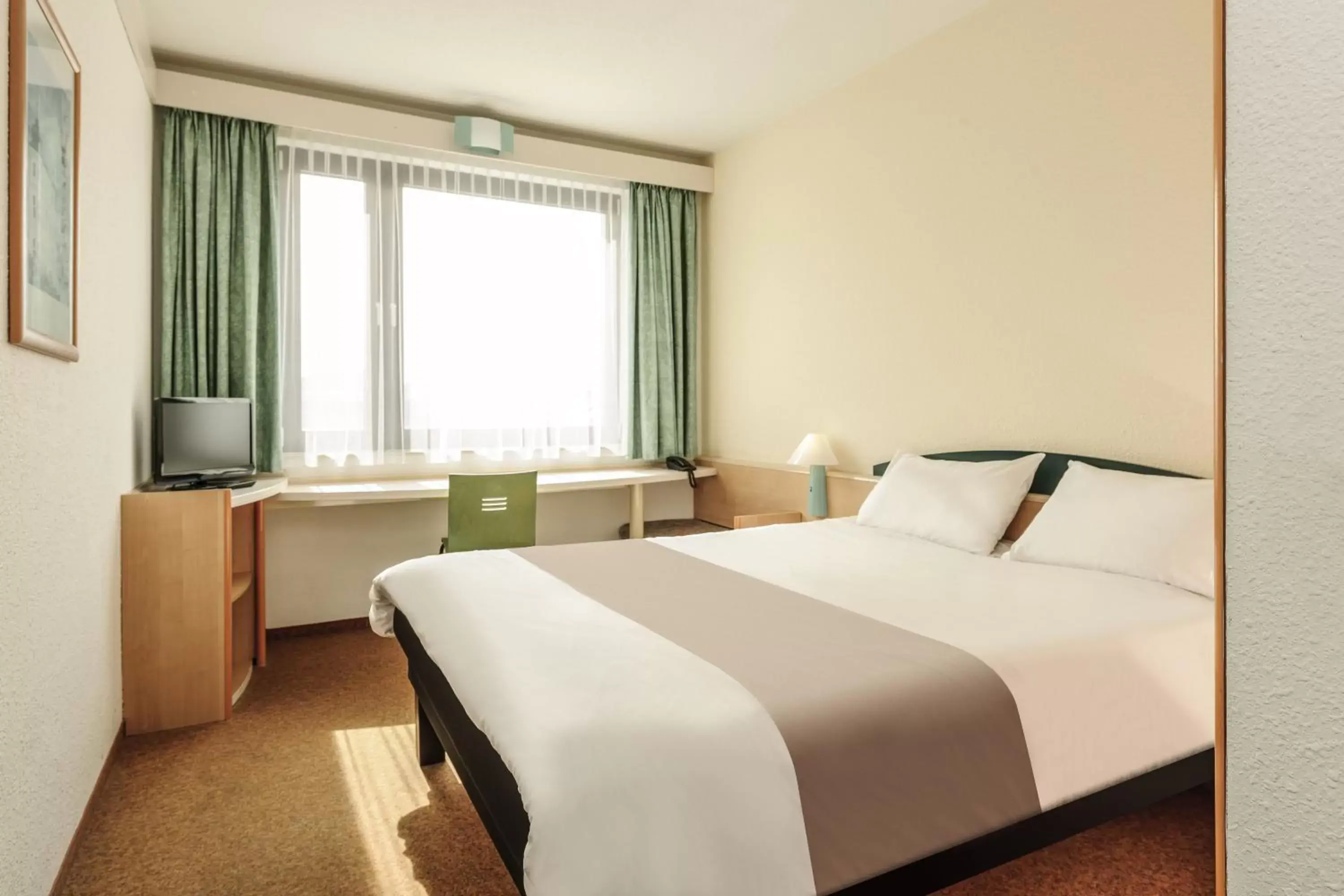Photo of the whole room, Room Photo in ibis Fulda City