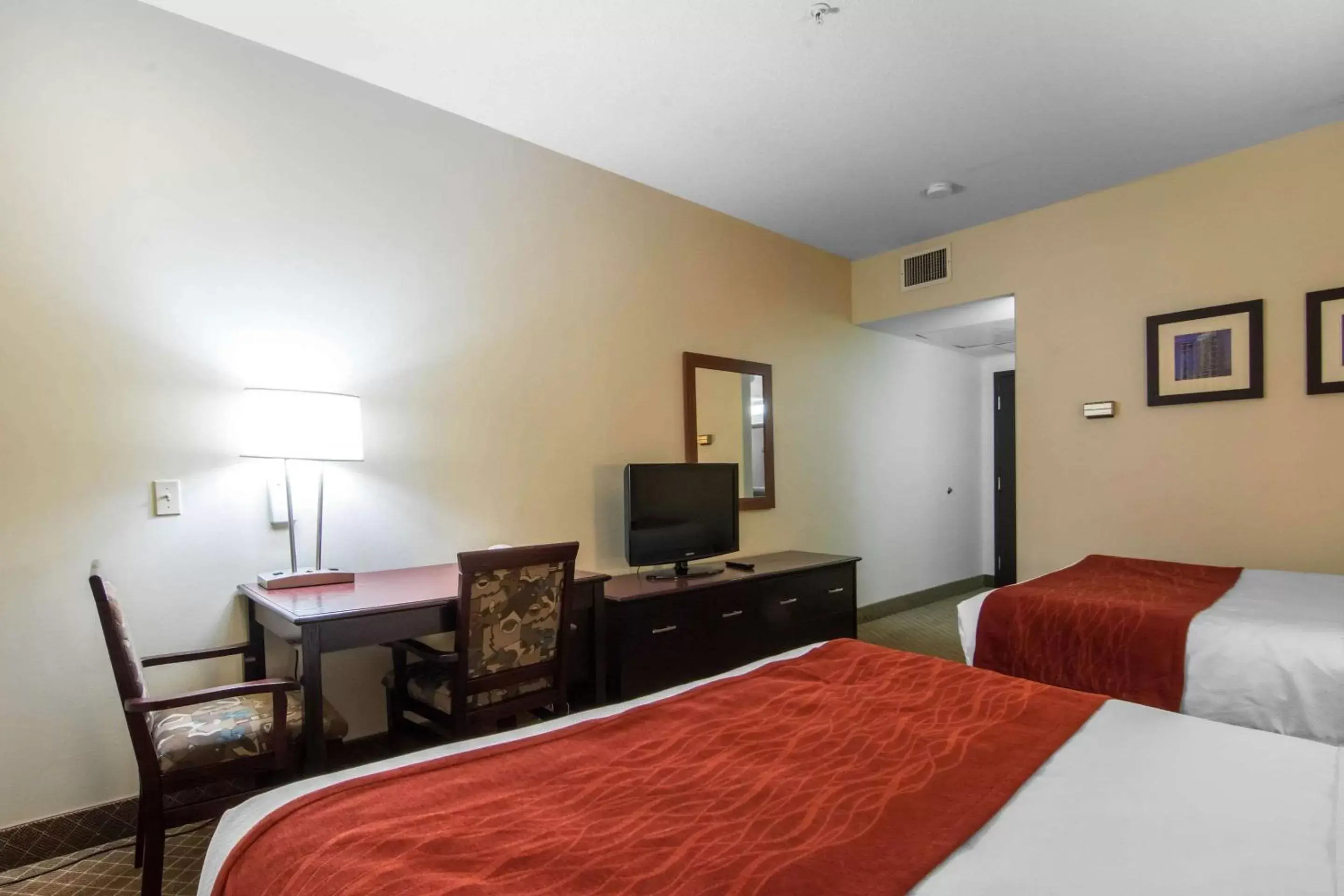 Photo of the whole room, Bed in Comfort Inn & Suites Airport South