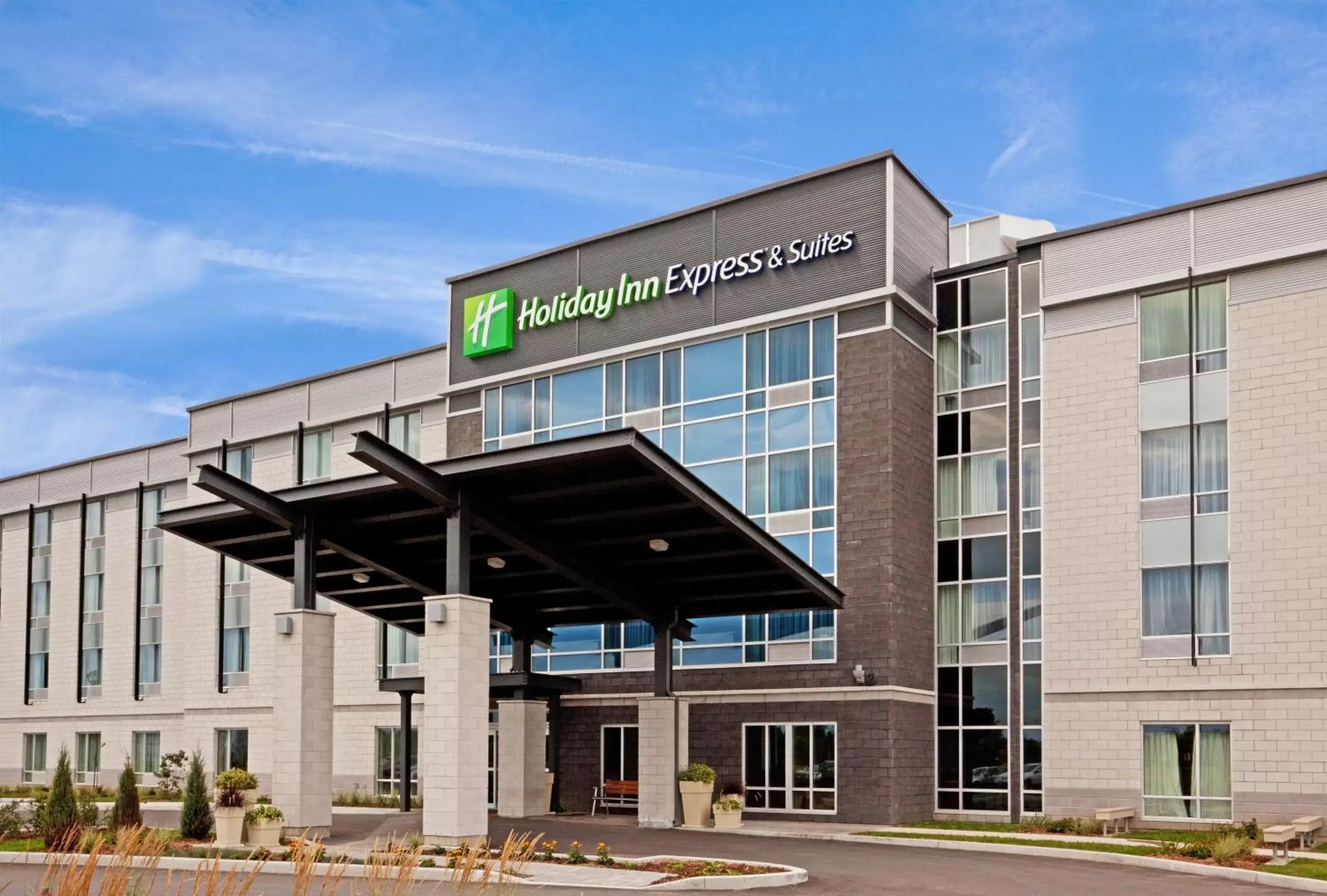 Property Building in Holiday Inn Express Hotel & Suites Saint - Hyacinthe, an IHG Hotel