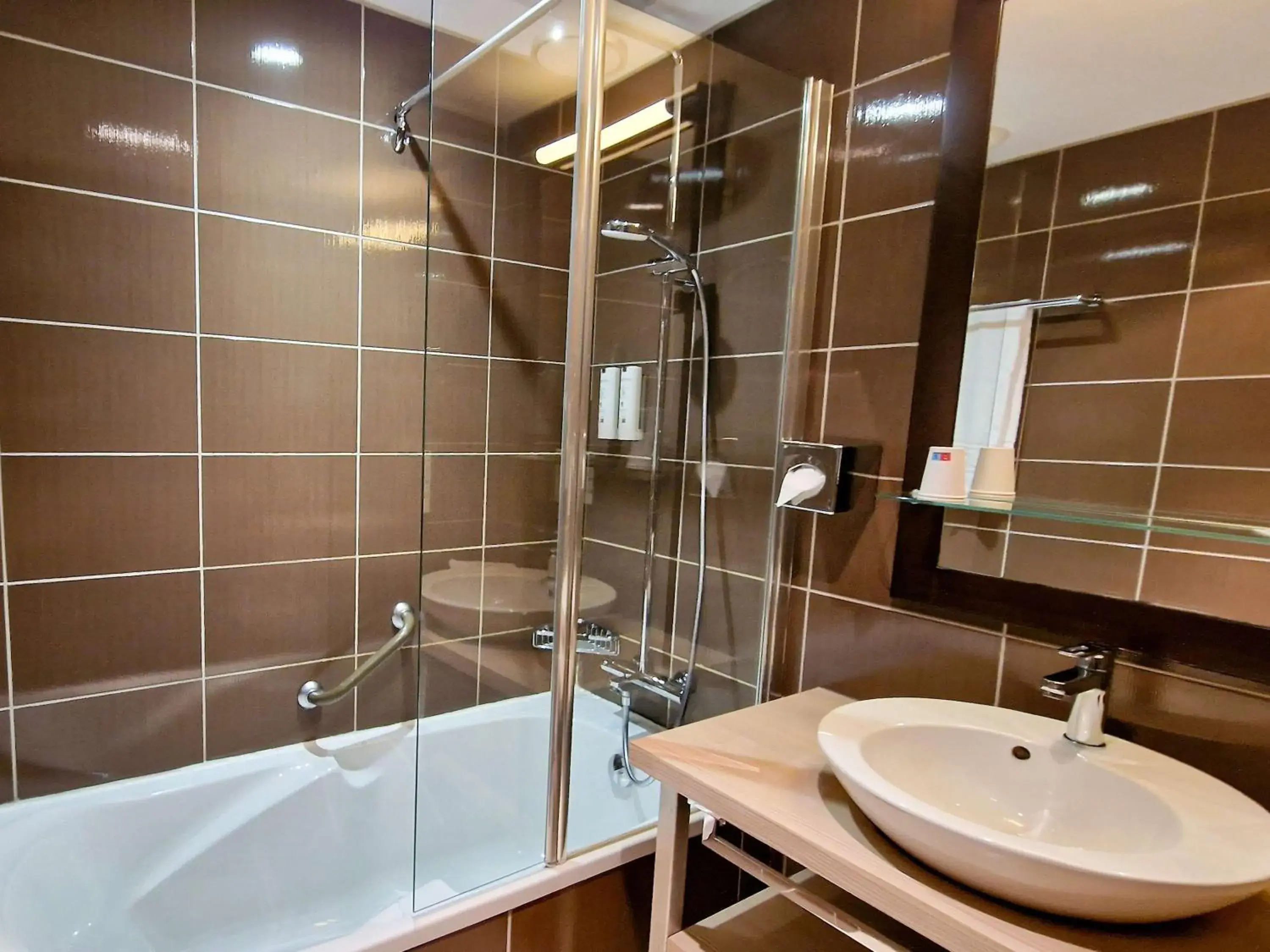 Bathroom in Kyriad Prestige Dijon Nord - Valmy