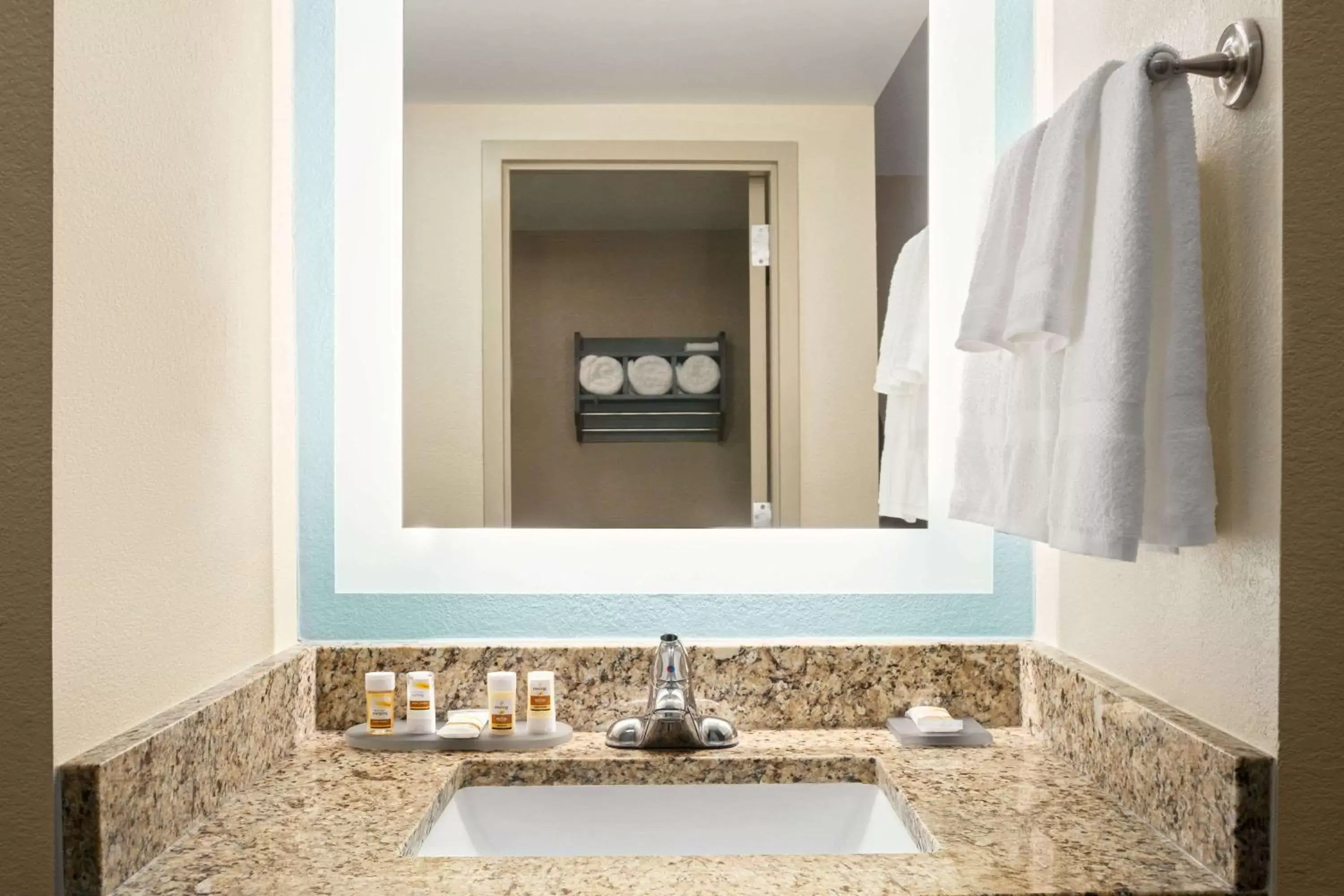 Photo of the whole room, Bathroom in La Quinta Inn & Suites by Wyndham Richmond-Midlothian