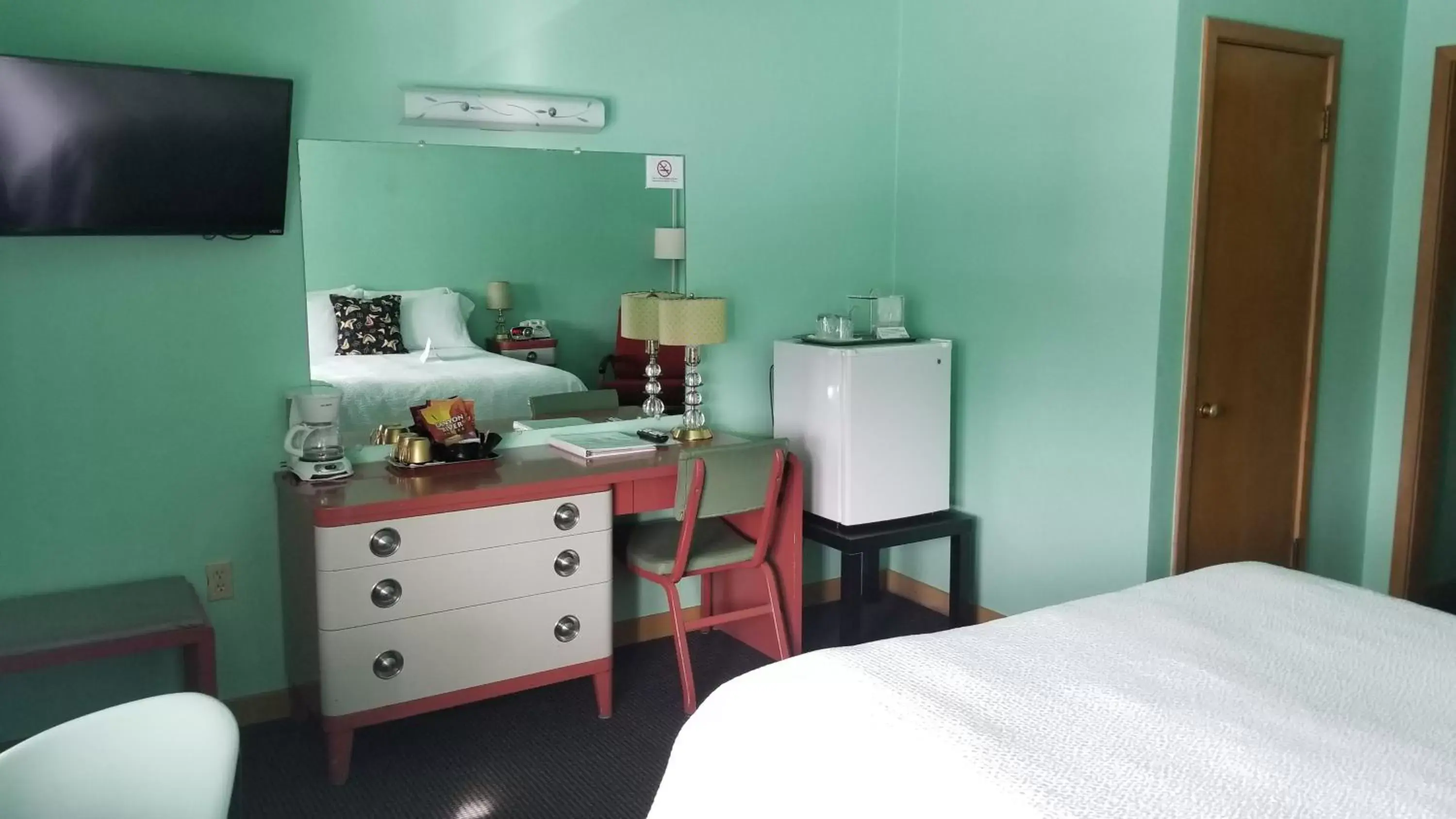 Bed in Holiday Music Motel Bed in Holiday Music Motel