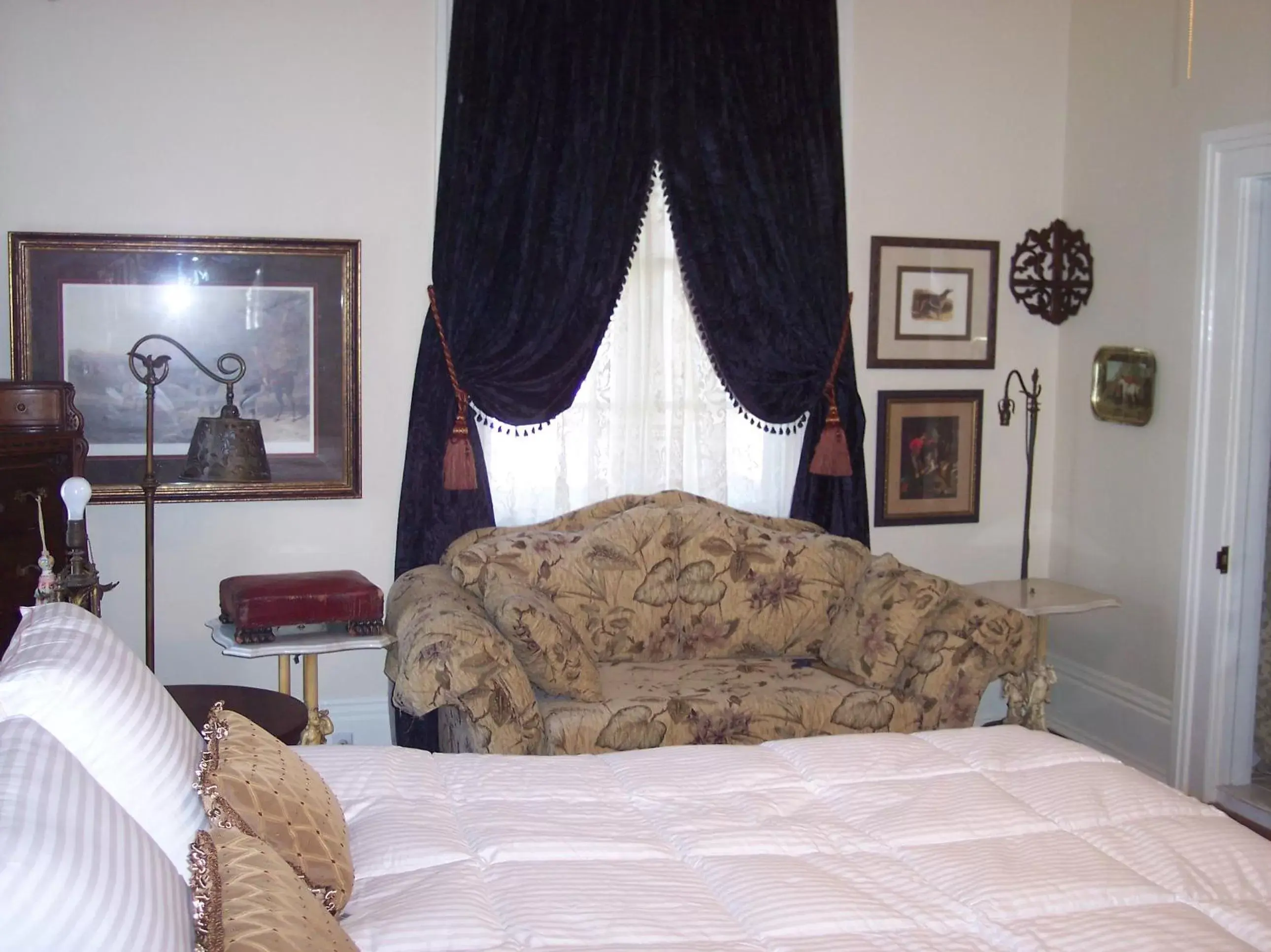 Photo of the whole room, Bed in Shadowlawn Bed and Breakfast