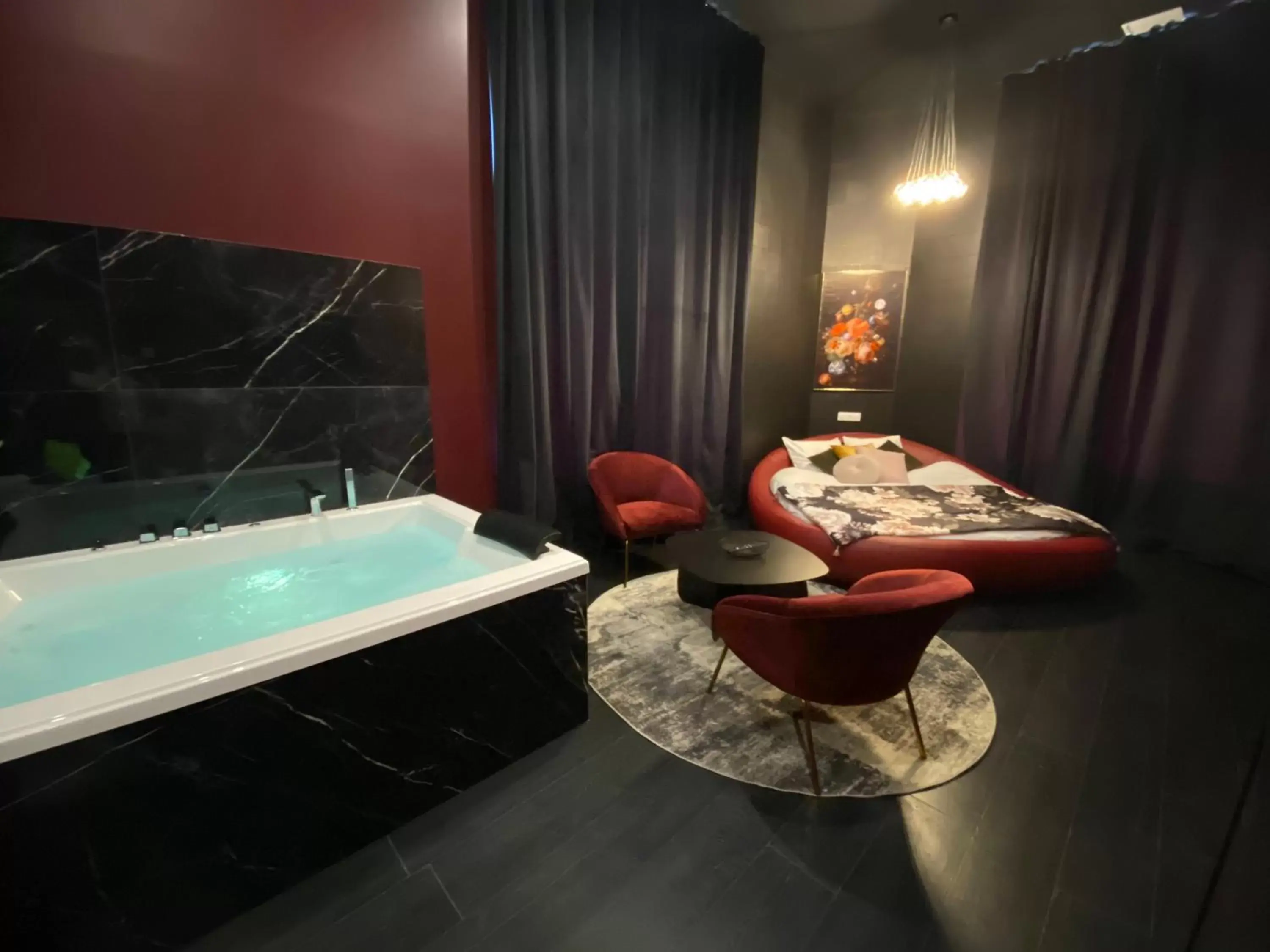 Bed, Bathroom in Legend Majestic Superbe Love Room - Jacuzzi - Champagne - Romantisme - parking privé