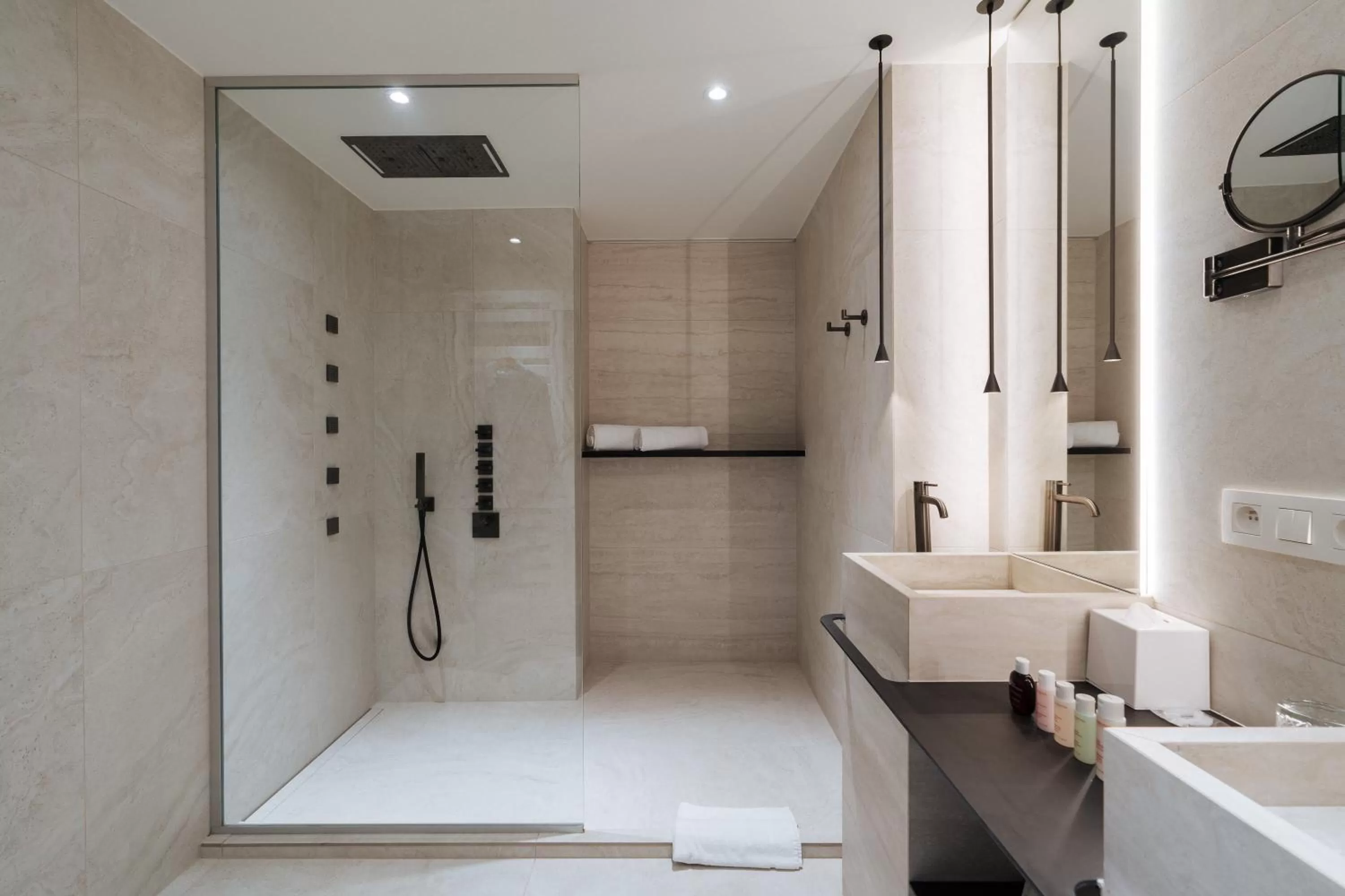 Shower in Cosmopolite Hotel Nieuwpoort-Bad