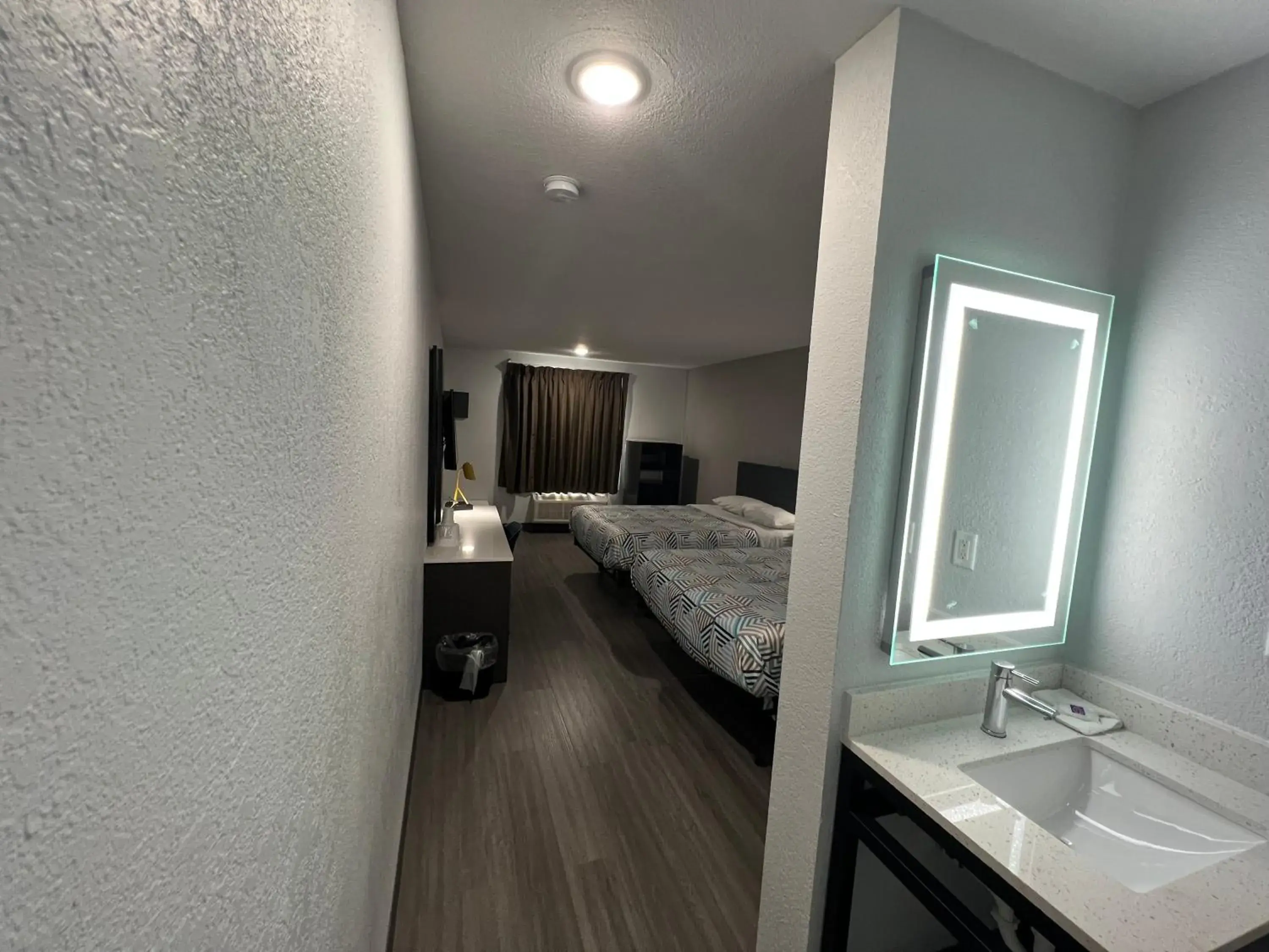 Bedroom, Bathroom in Motel 6-Altoona, IA - Des Moines East