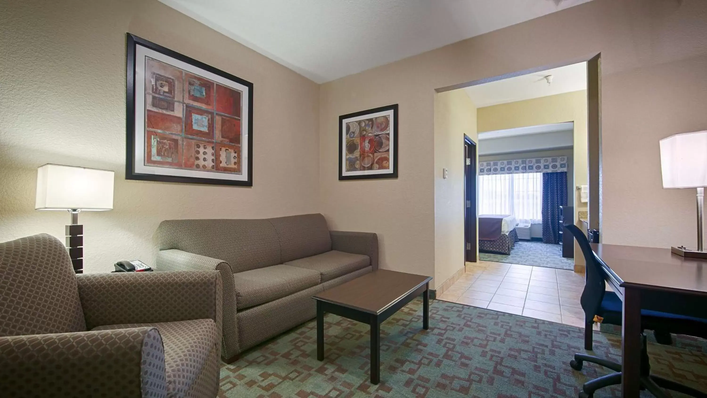 Photo of the whole room, Seating Area in Best Western Plus Eastgate Inn & Suites