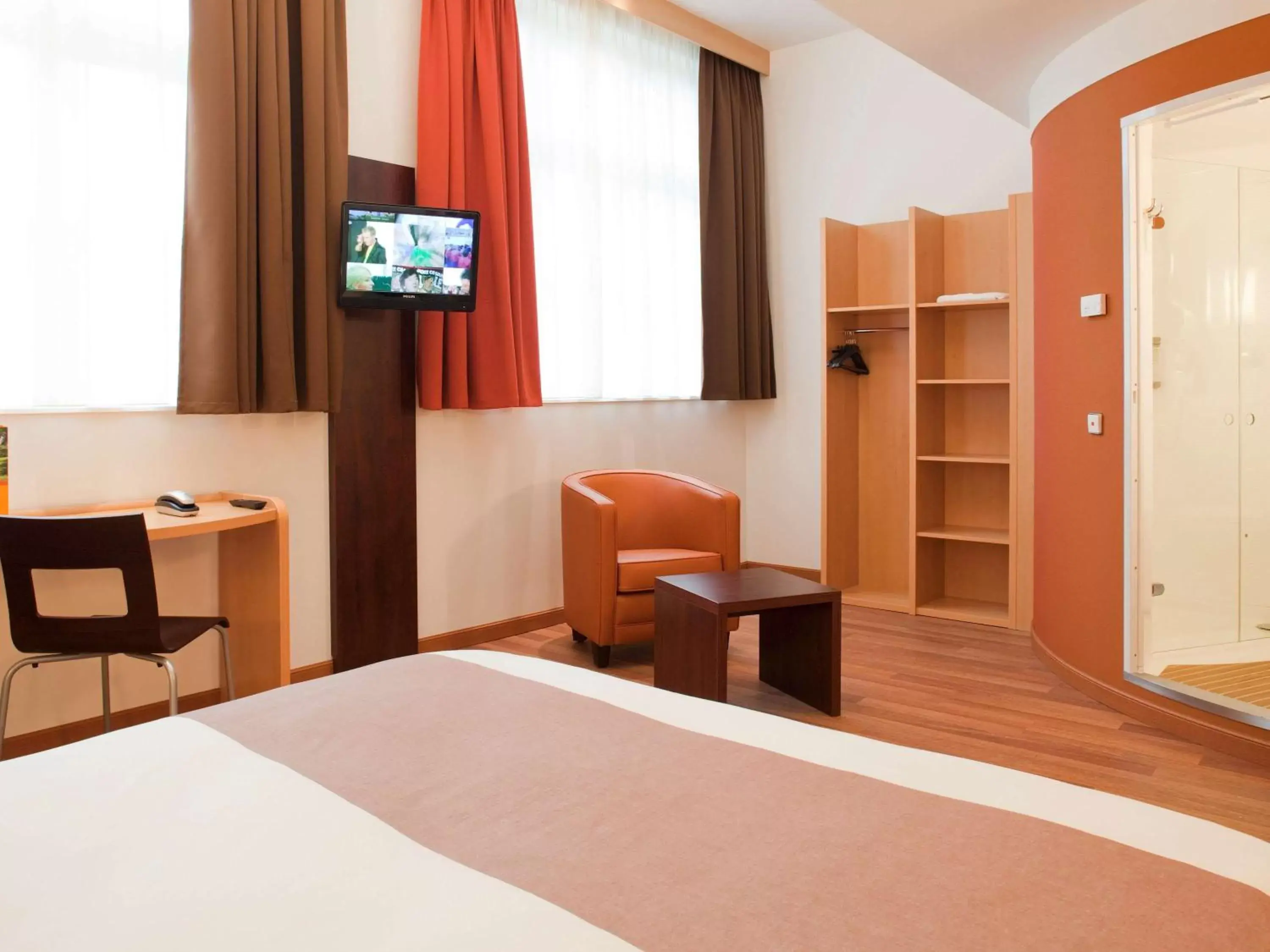 Photo of the whole room, TV/Entertainment Center in ibis Karlsruhe Hauptbahnhof