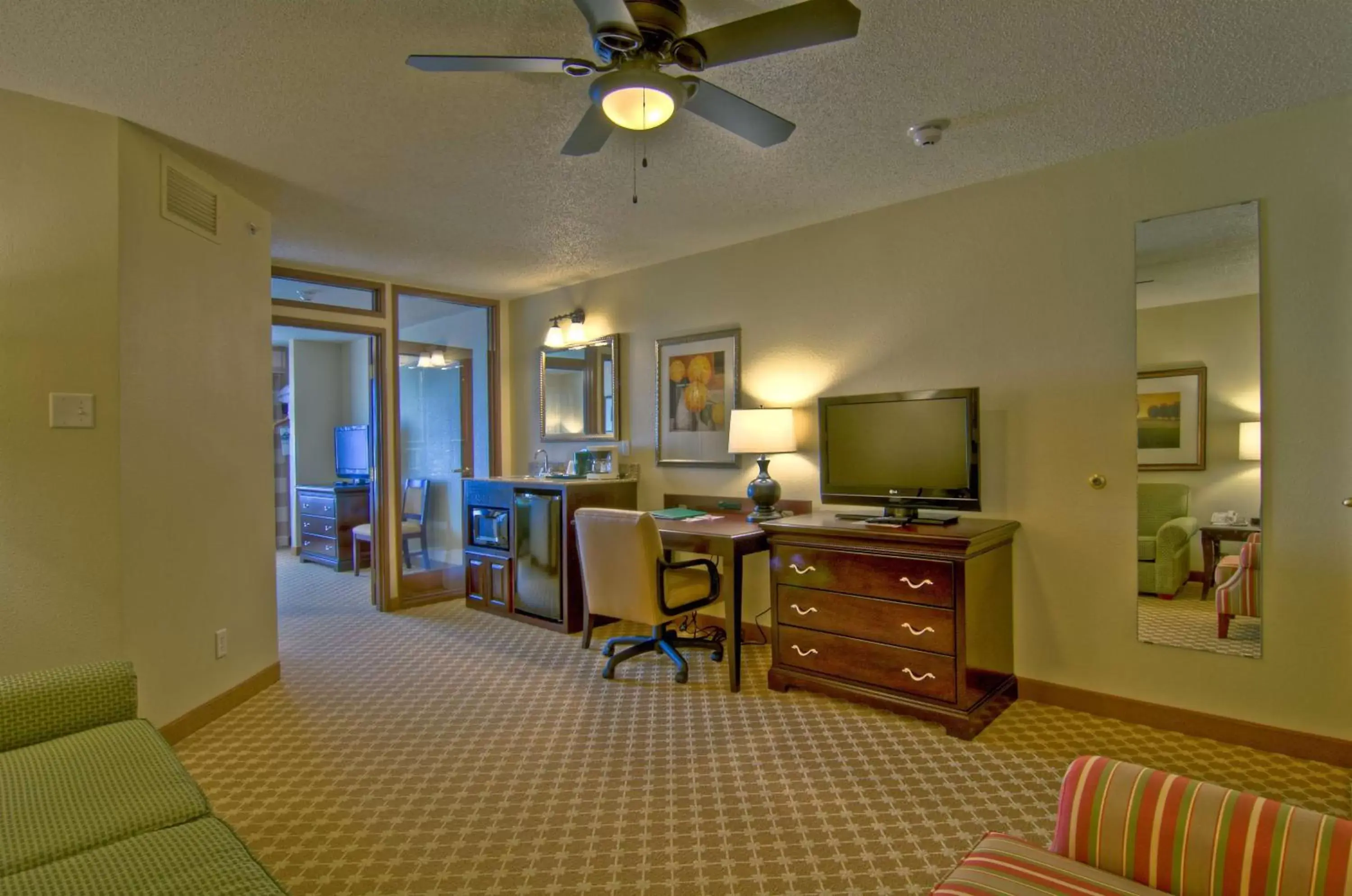TV and multimedia, Seating Area in Country Inn & Suites by Radisson, Chanhassen, MN