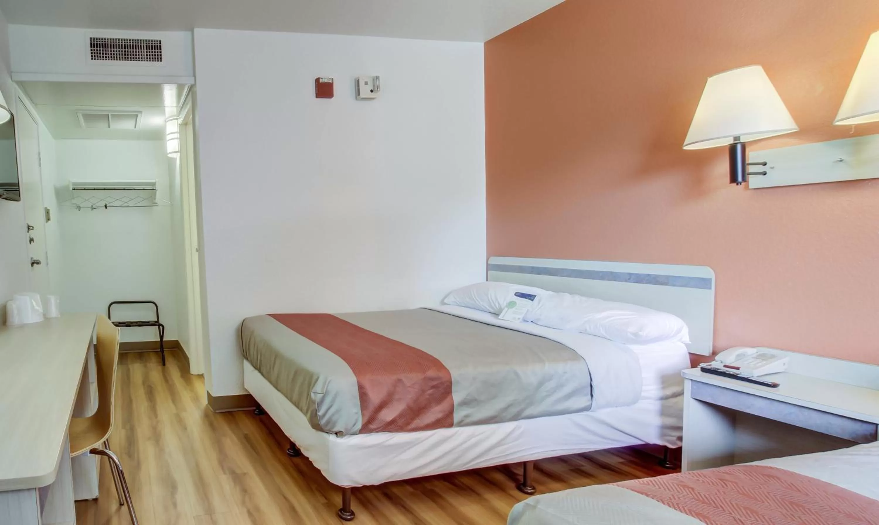 Bedroom, Bed in Motel 6-Grants Pass, OR