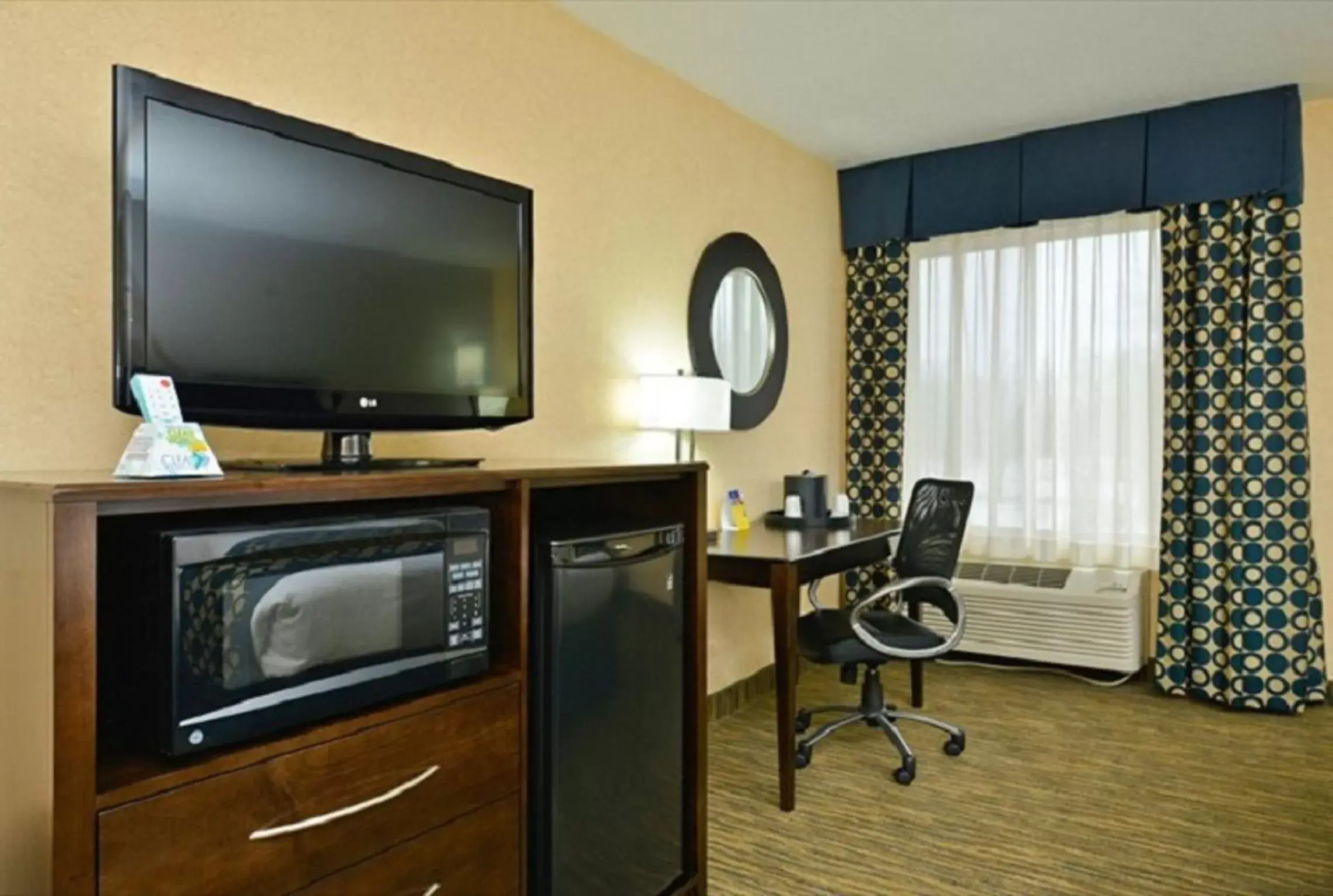 Coffee/tea facilities, TV/Entertainment Center in Best Western Plus Coldwater Hotel