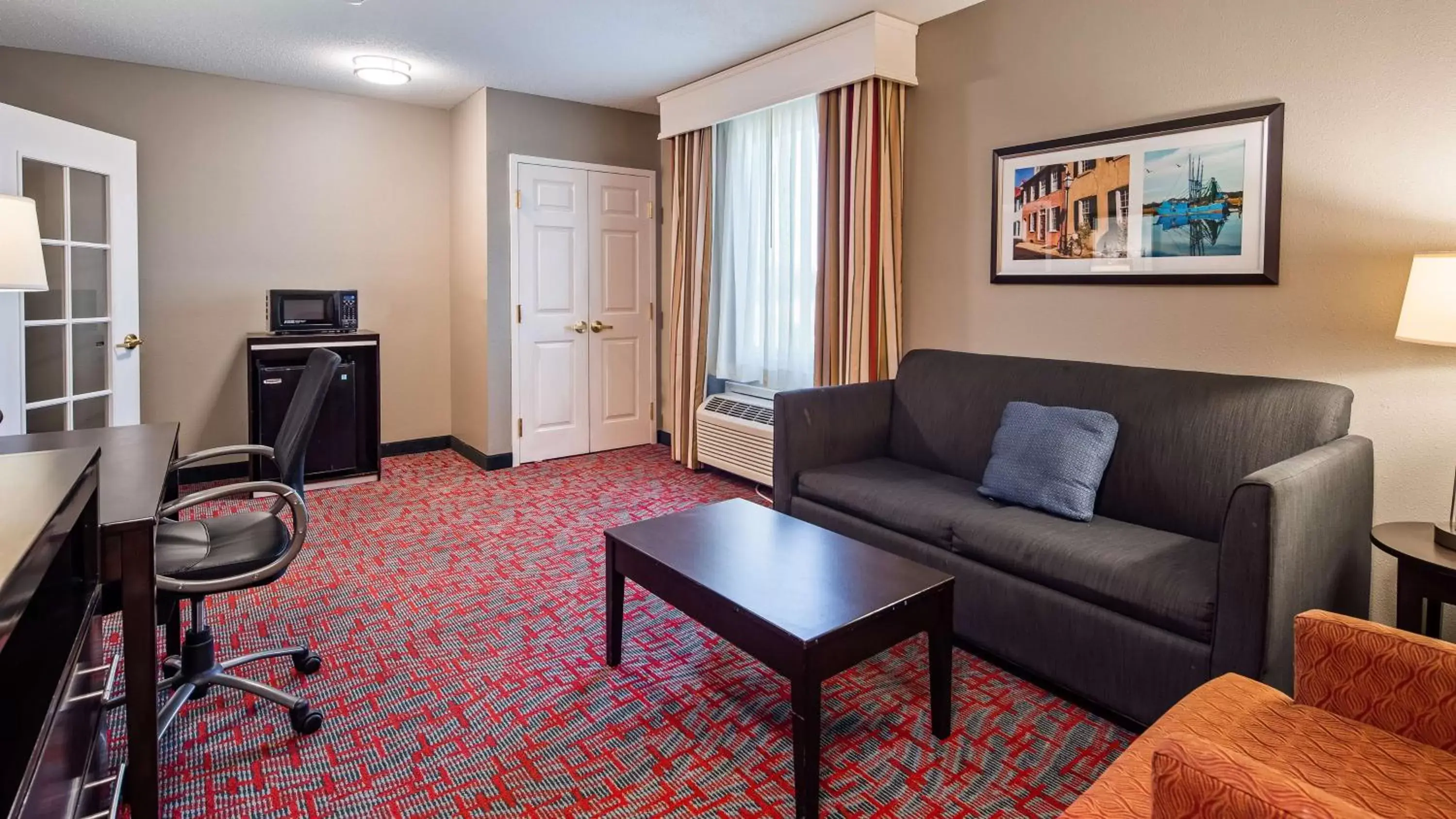 Photo of the whole room, Seating Area in Best Western Airport Inn & Suites