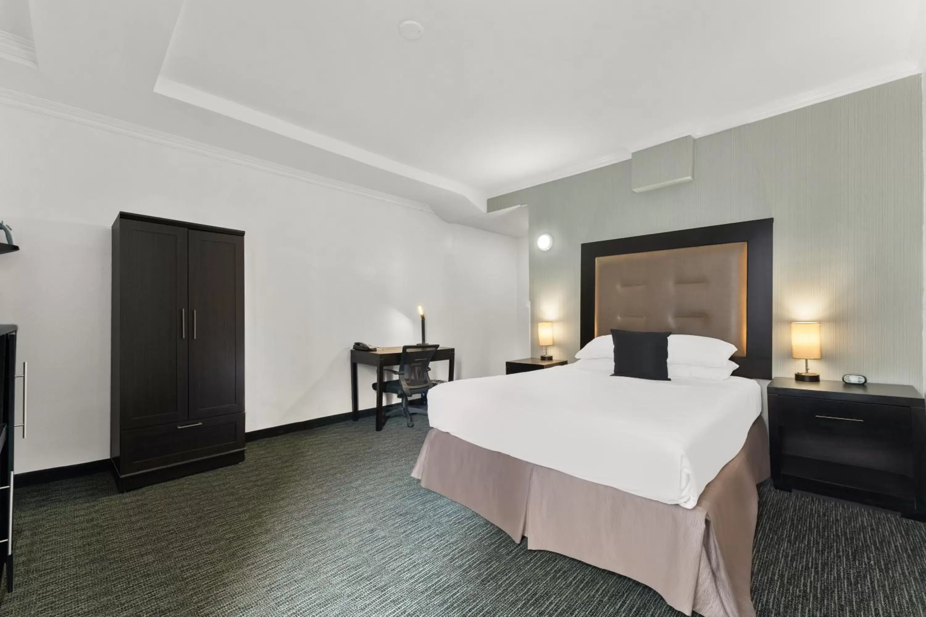 Photo of the whole room, Bed in Red Lion Inn & Suites Philadelphia Photo of the whole room, Bed in Red Lion Inn & Suites Philadelphia