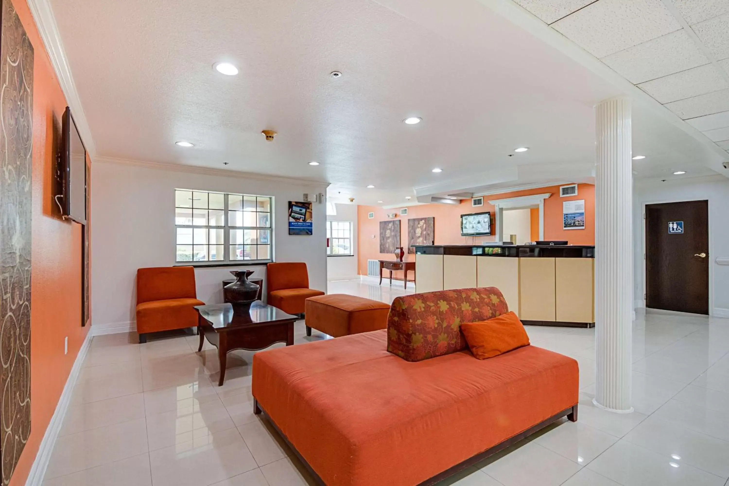 Communal lounge/ TV room, Seating Area in Motel 6-McAllen, TX - East