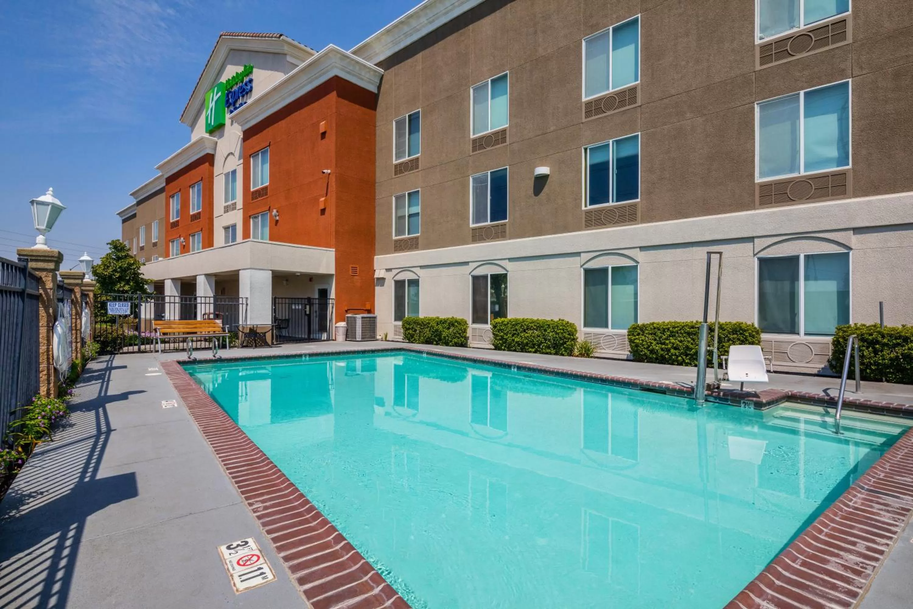 Swimming pool in Holiday Inn Express Hotel & Suites Modesto-Salida by IHG