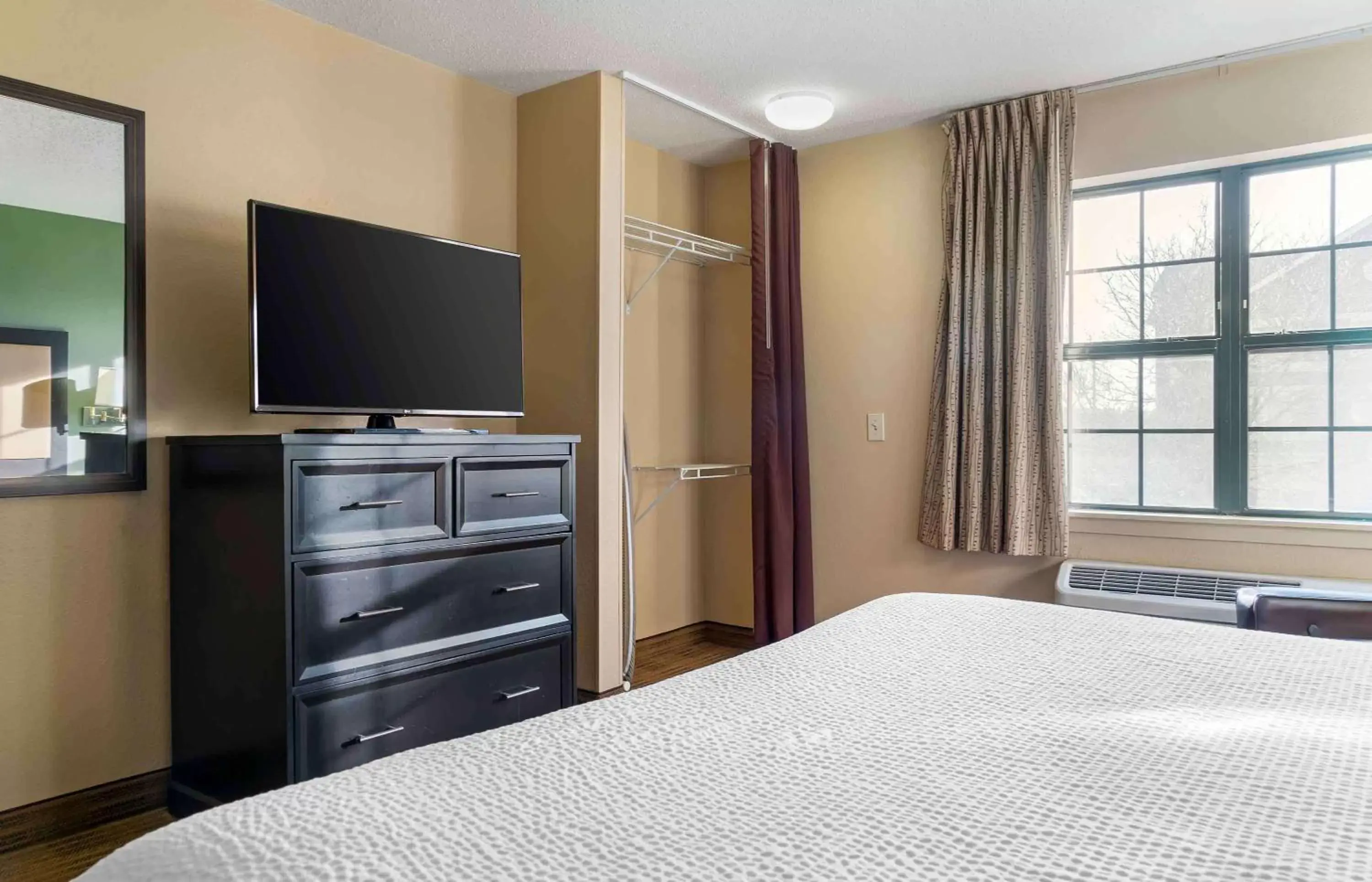 Bedroom, TV/Entertainment Center in Extended Stay America Suites - Detroit - Farmington Hills