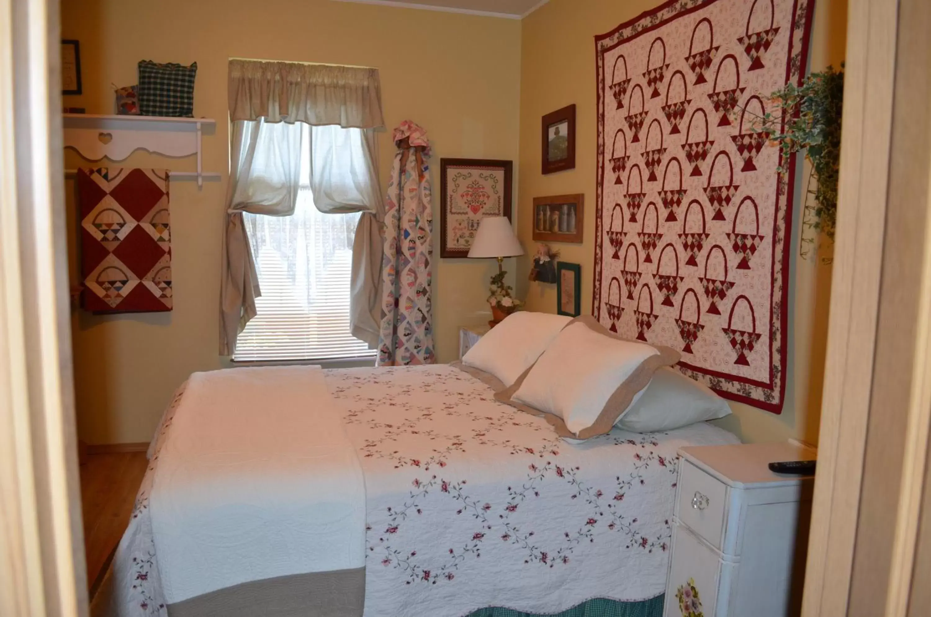 Deluxe Queen Room with Private Bathroom in Alaska's Lake Lucille Bed & Breakfast