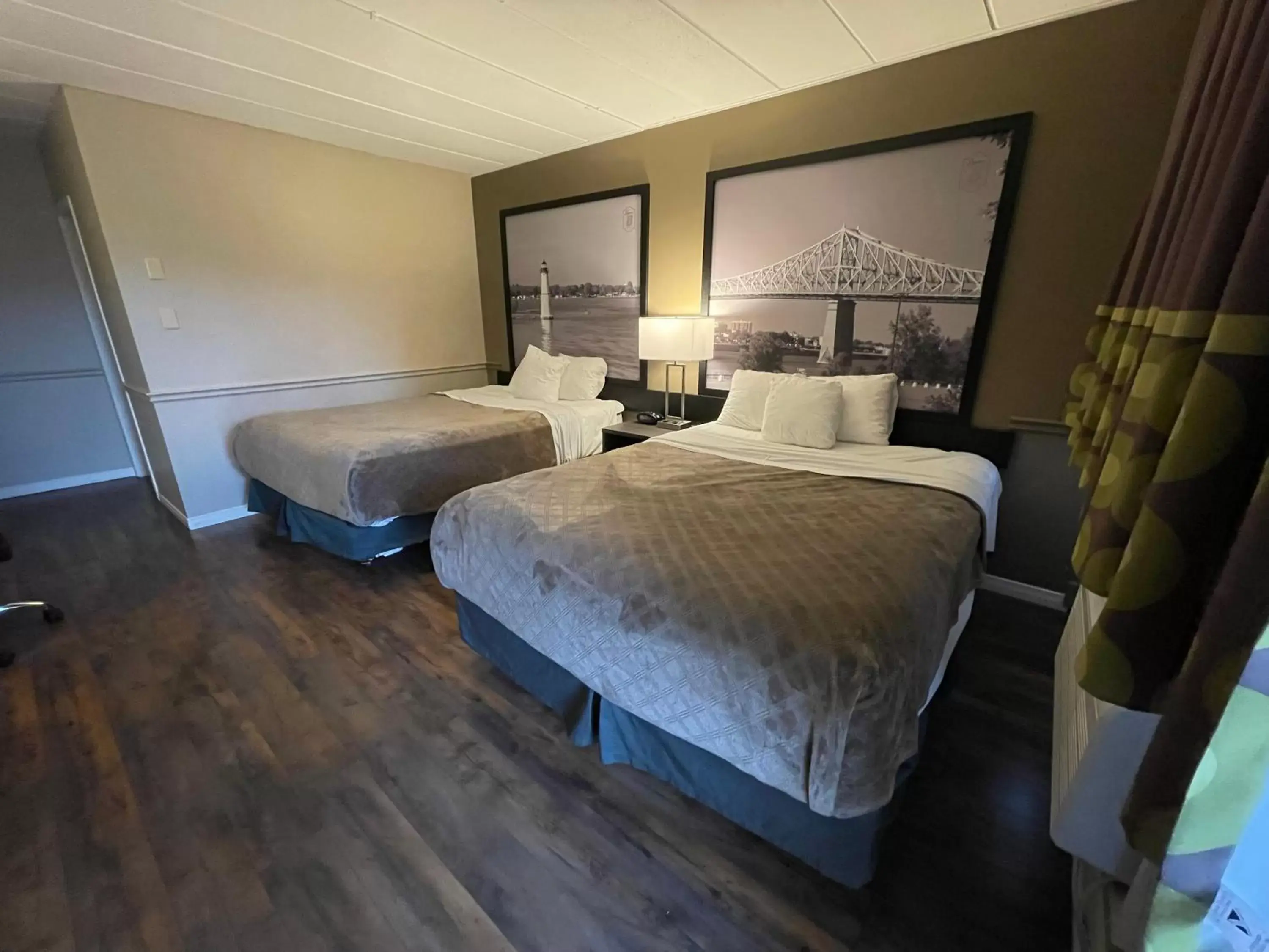 Bed in Super 8 by Wyndham Gananoque - Country Squire Resort