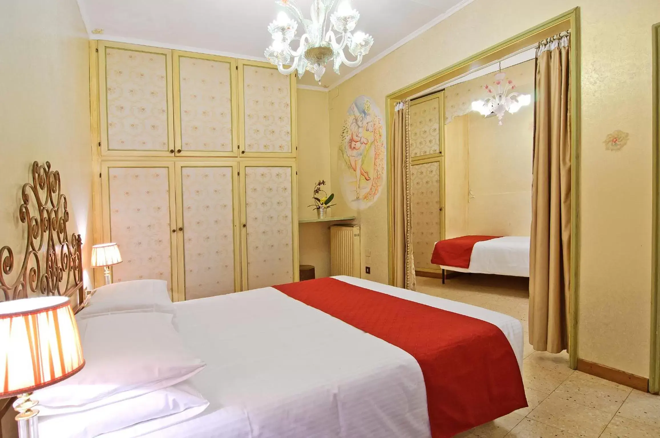 Bedroom, Bed in Hotel La Fenice et Des Artistes