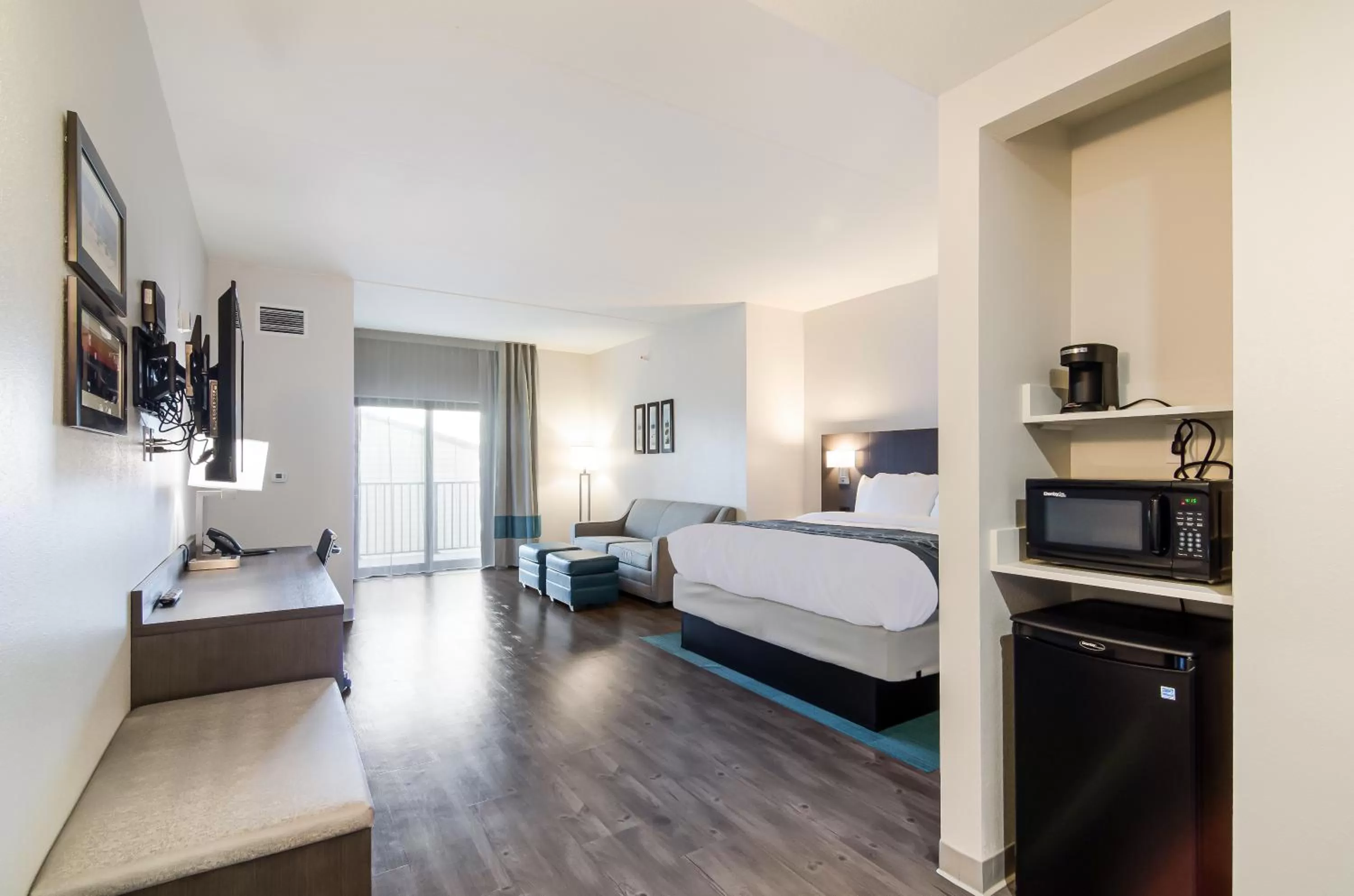 Photo of the whole room, Bed in Comfort Inn & Suites Gulf Shores East Beach near Gulf State Park