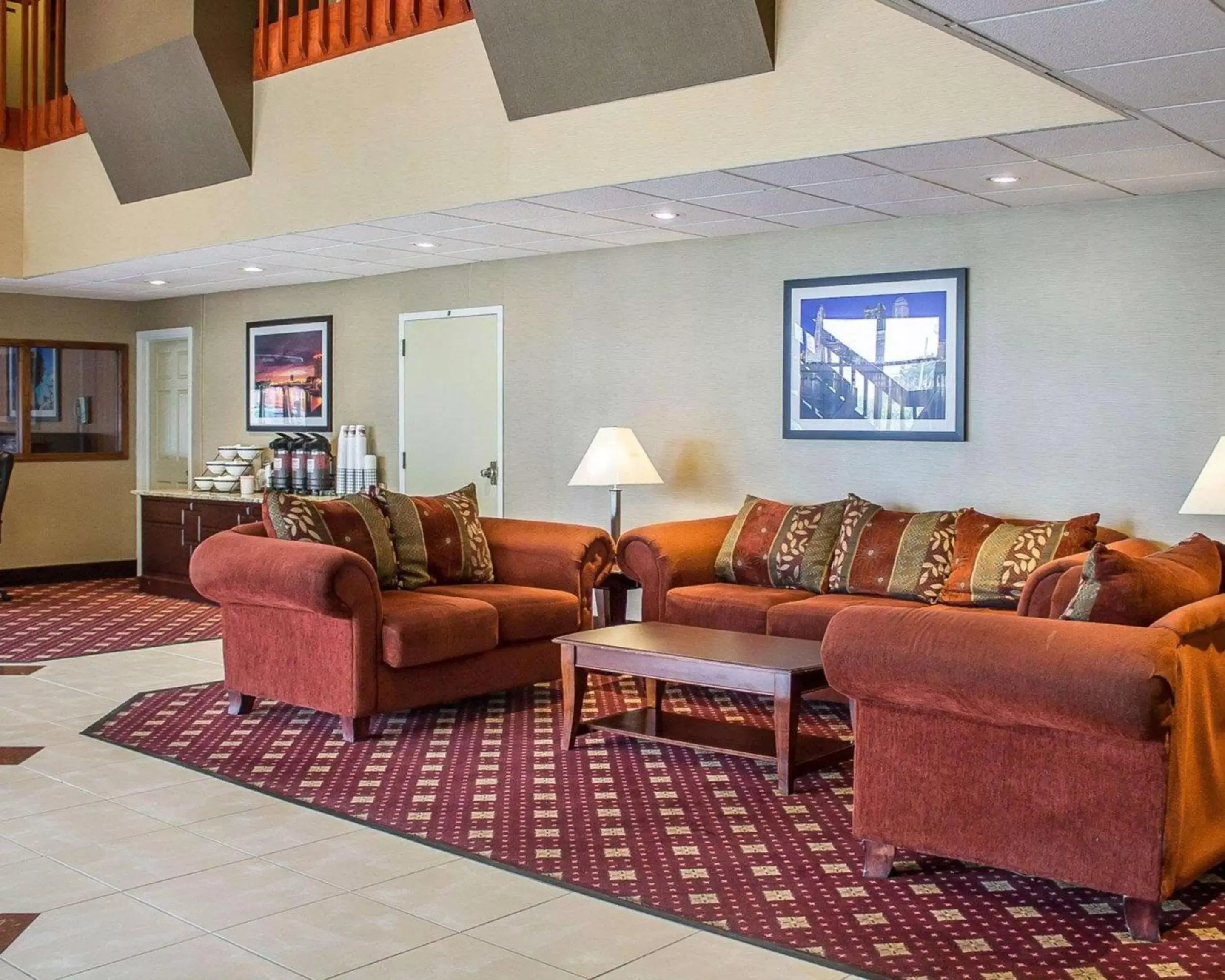 Lobby or reception, Seating Area in Norwood Inn & Suites Columbus