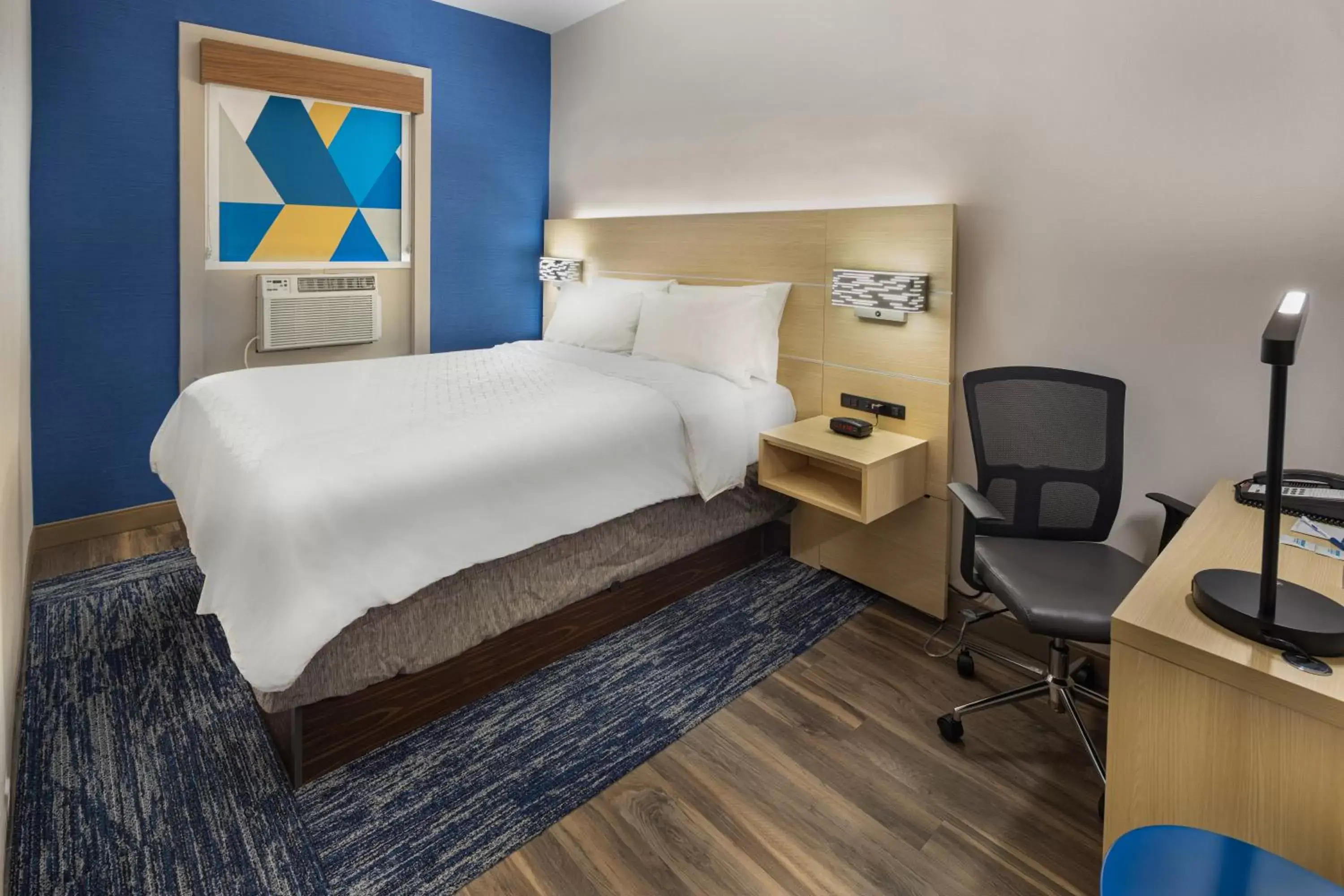 Bedroom, Bed in Holiday Inn Express & Suites - Atlanta Downtown, an IHG Hotel