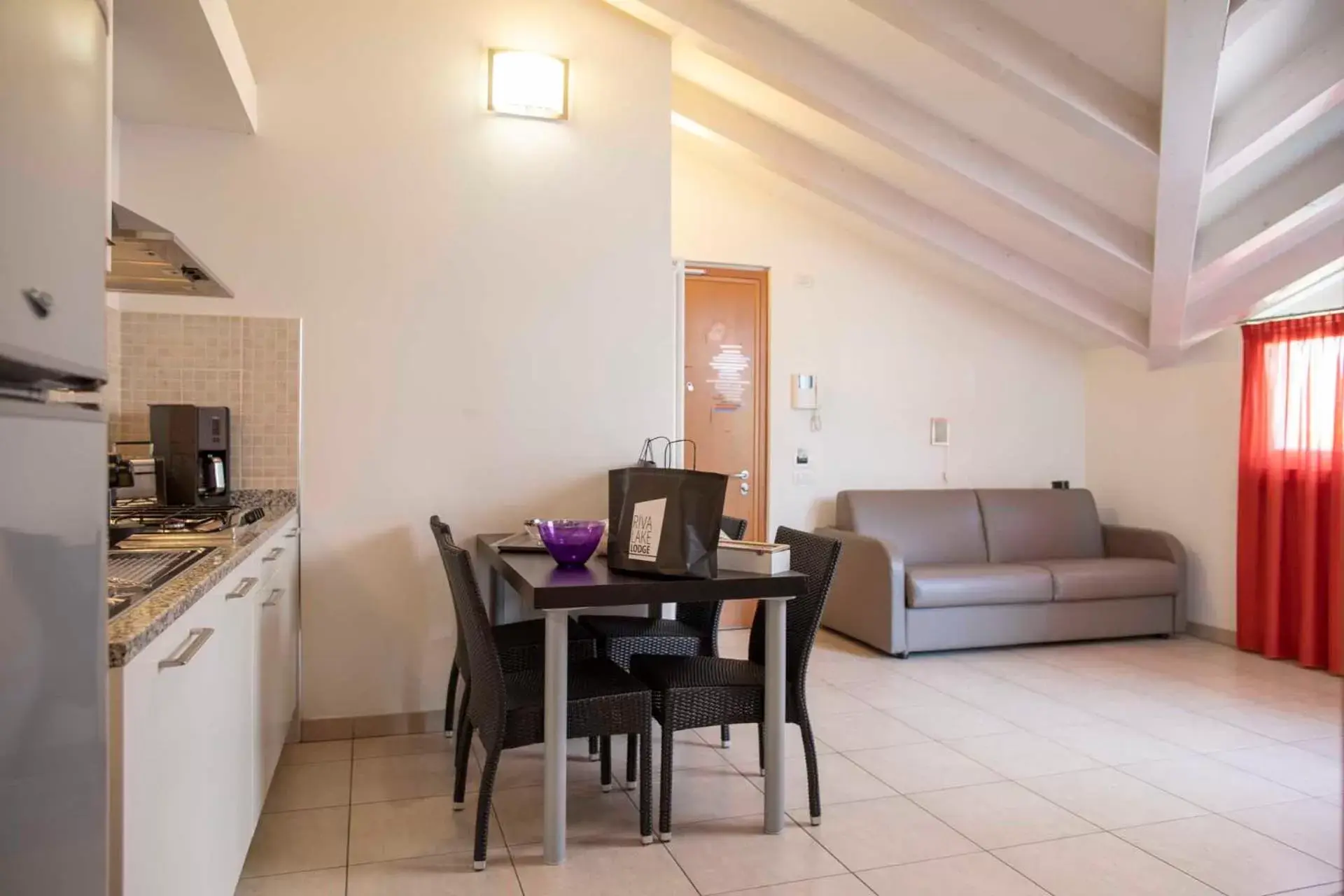 Kitchen or kitchenette, Dining Area in 4 Limoni Apartment Resort