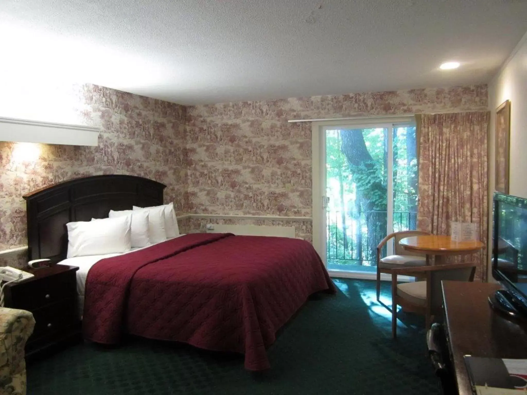 Bedroom, Bed in Publick House Historic Inn and Country Motor Lodge