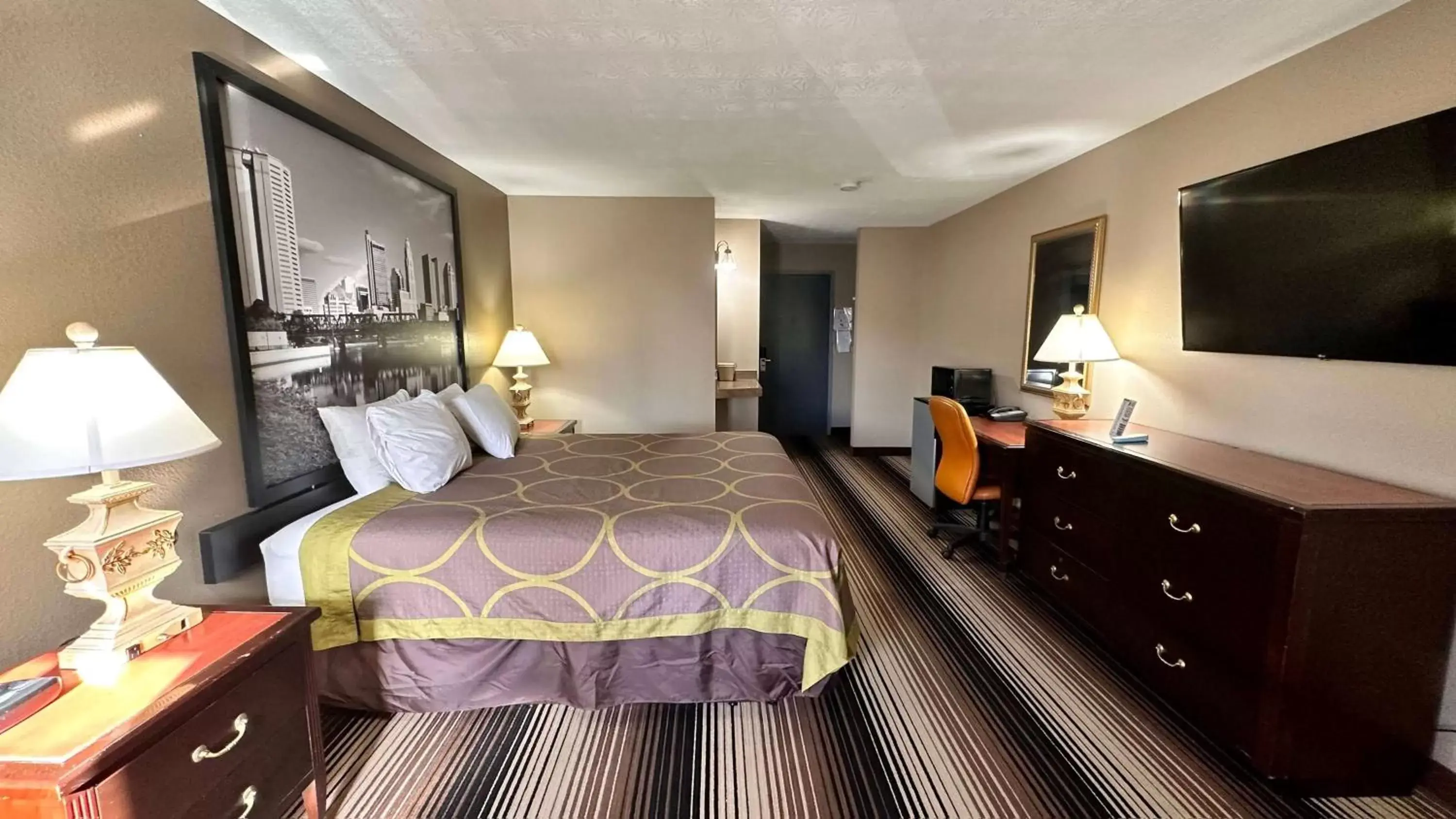 Photo of the whole room, Bed in Super 8 by Wyndham Harrison OH