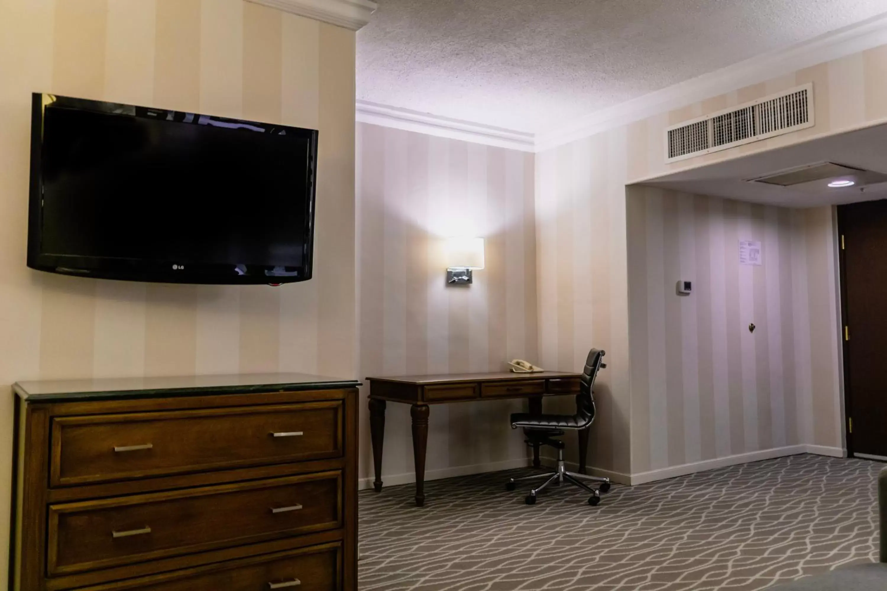 Photo of the whole room, TV/Entertainment Center in Gamma Monterrey Gran Hotel Ancira