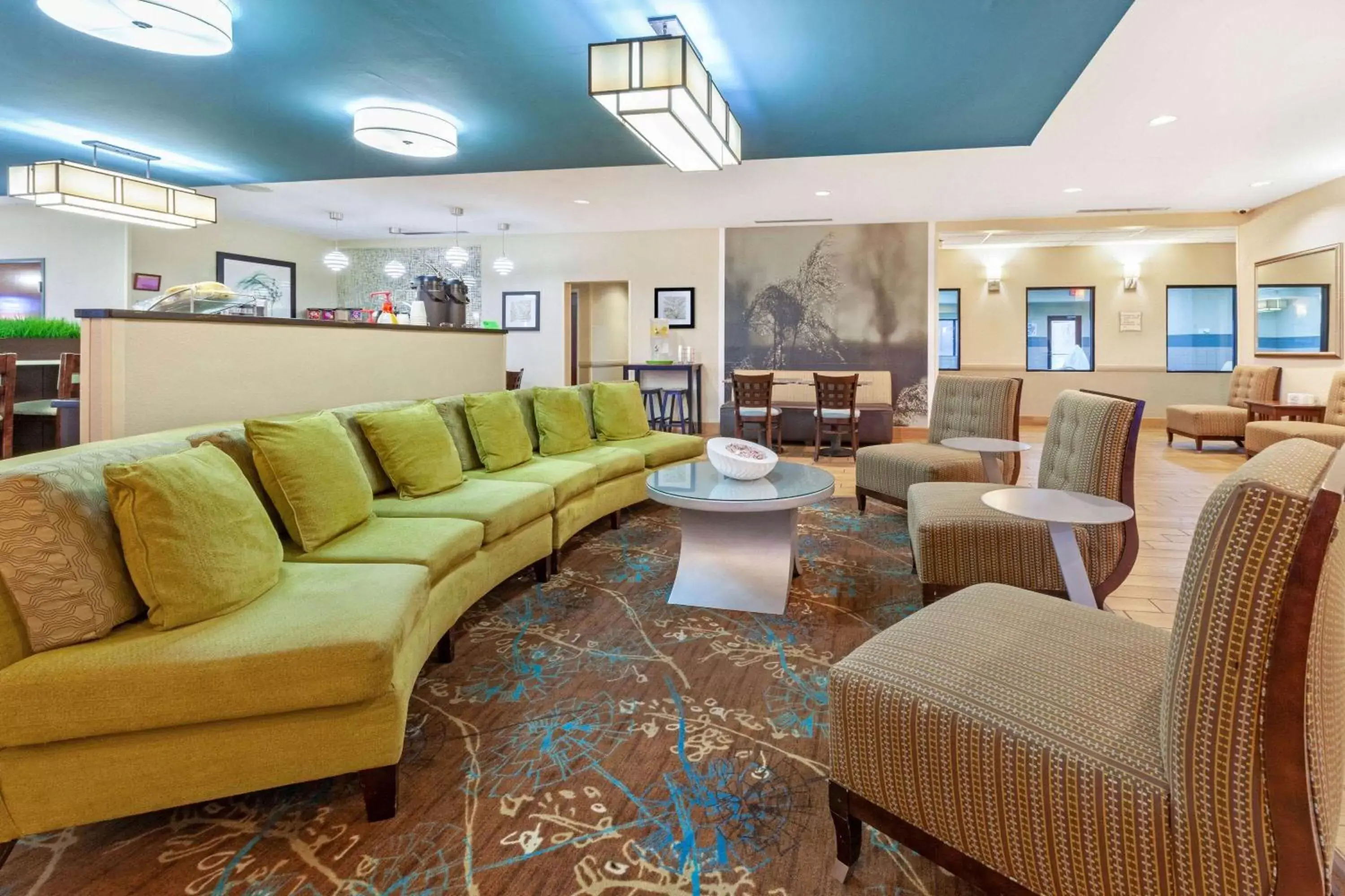 Lobby or reception, Lounge/Bar in La Quinta by Wyndham South Bend