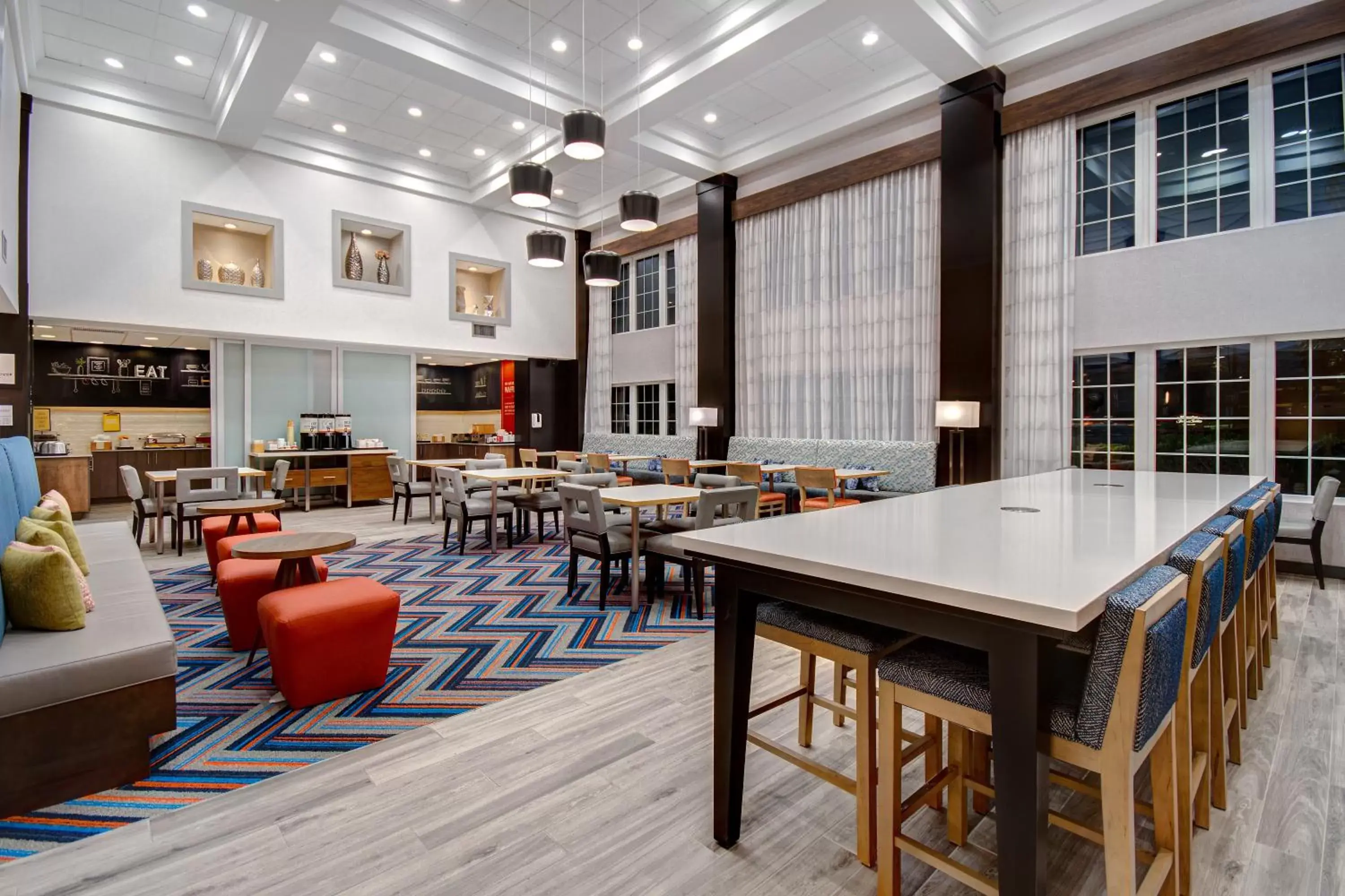 Seating area, Restaurant/Places to Eat in Hampton Inn & Suites Yonkers