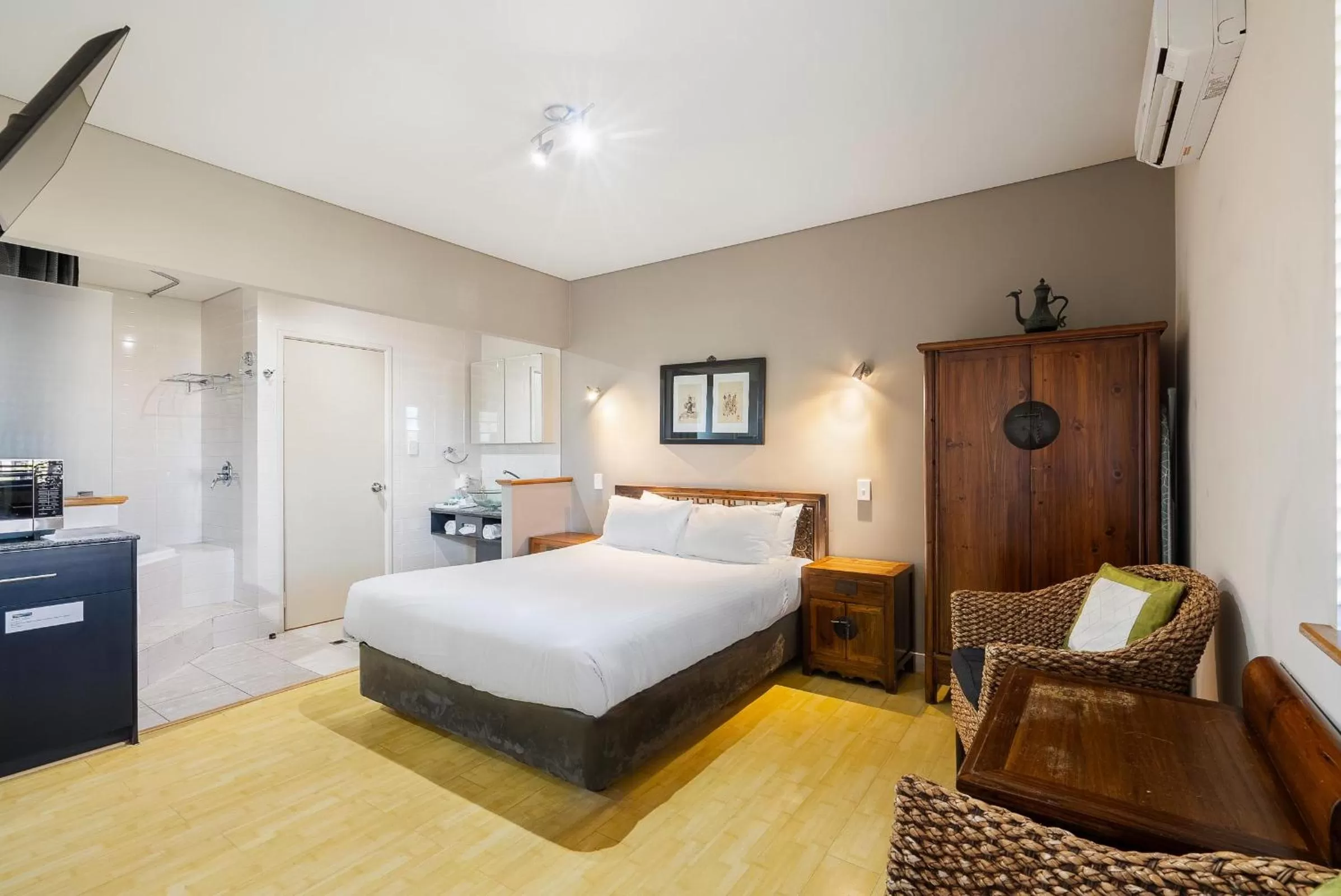 Bed in Bay Village Dunsborough