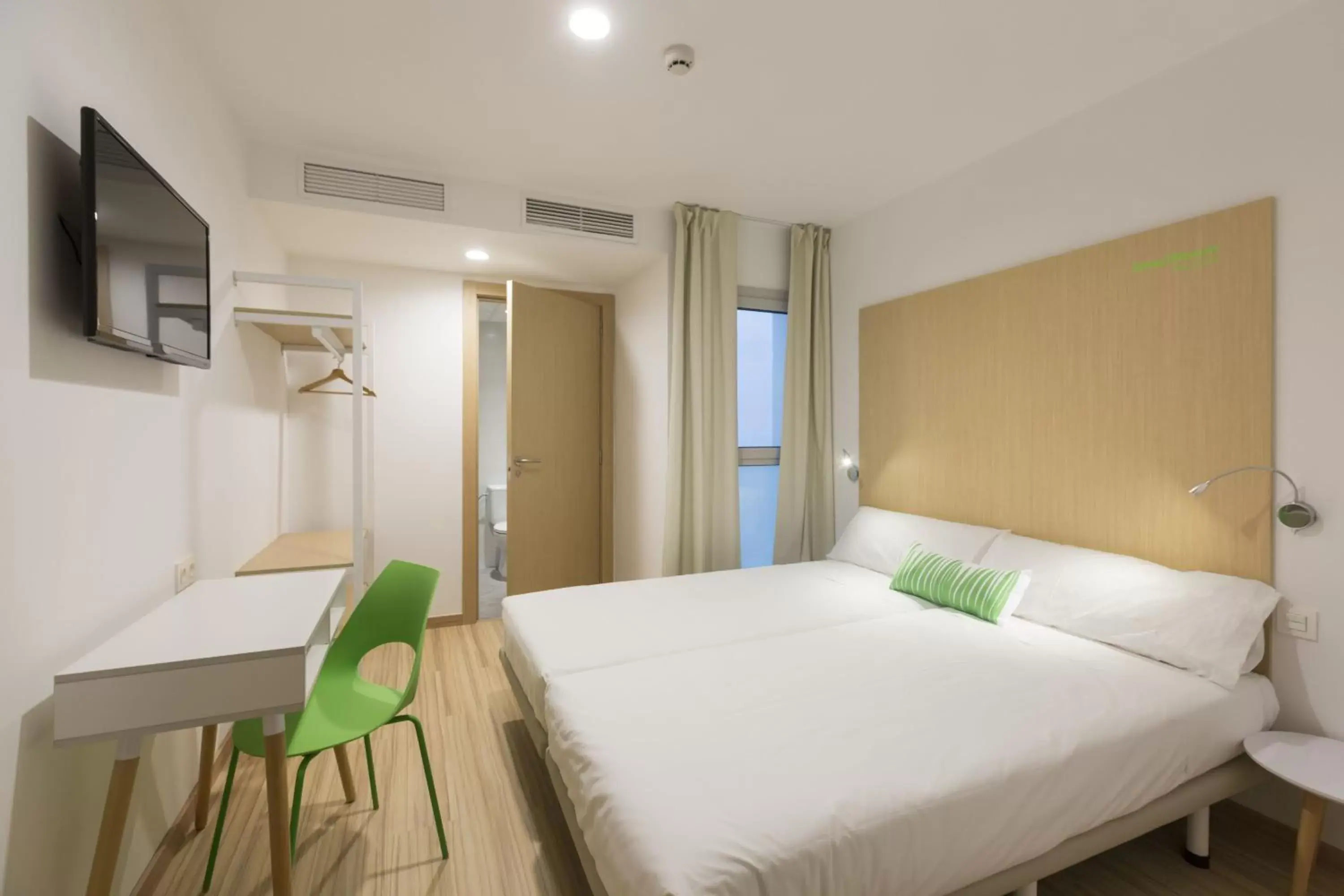 Photo of the whole room, Bed in SmartRoom Barcelona
