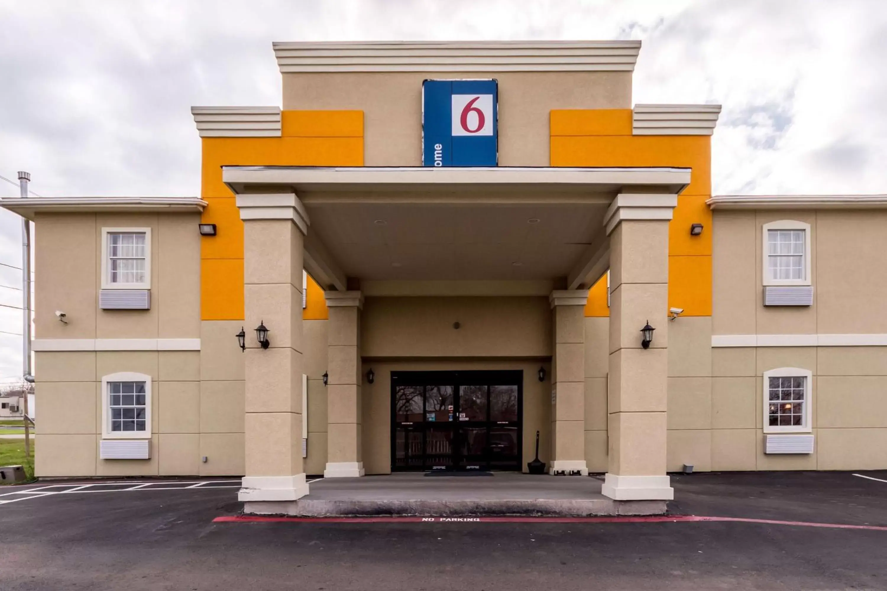 Property building in Motel 6-Jourdanton, TX