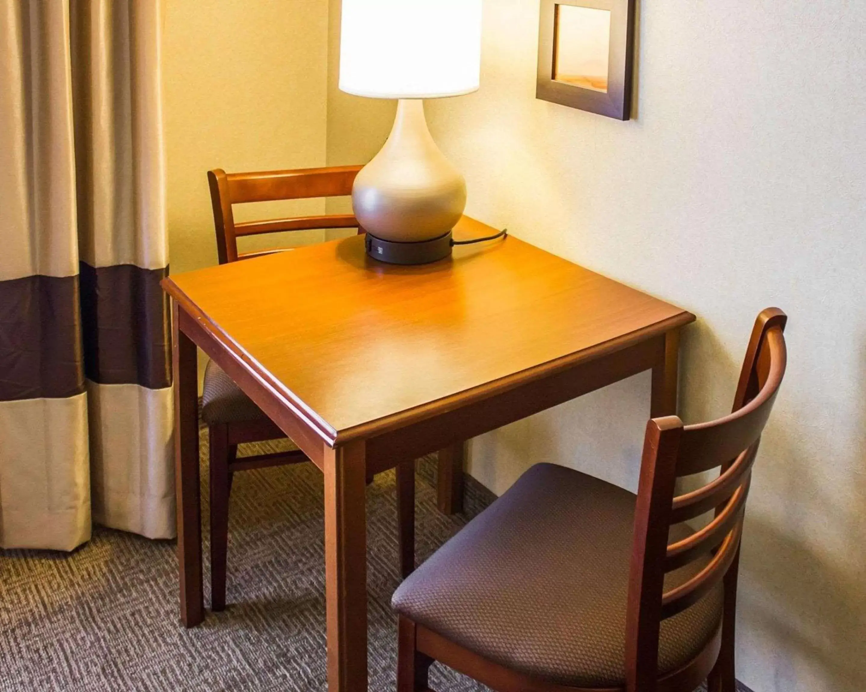 Photo of the whole room, Dining Area in Comfort Inn Guilford near I-95