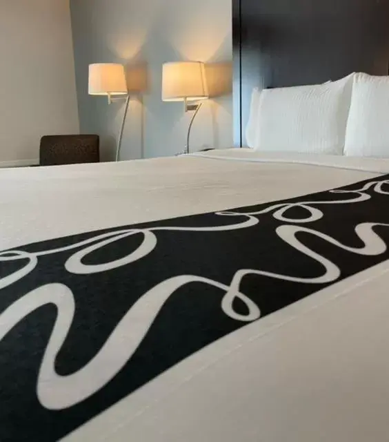Bed in La Quinta Inn by Wyndham Lynnwood