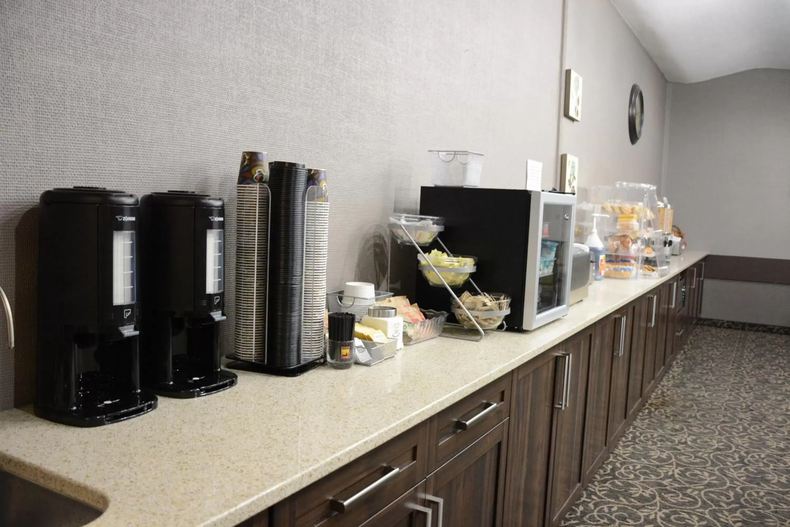 Food, Kitchen/Kitchenette in Travelodge by Wyndham Lethbridge