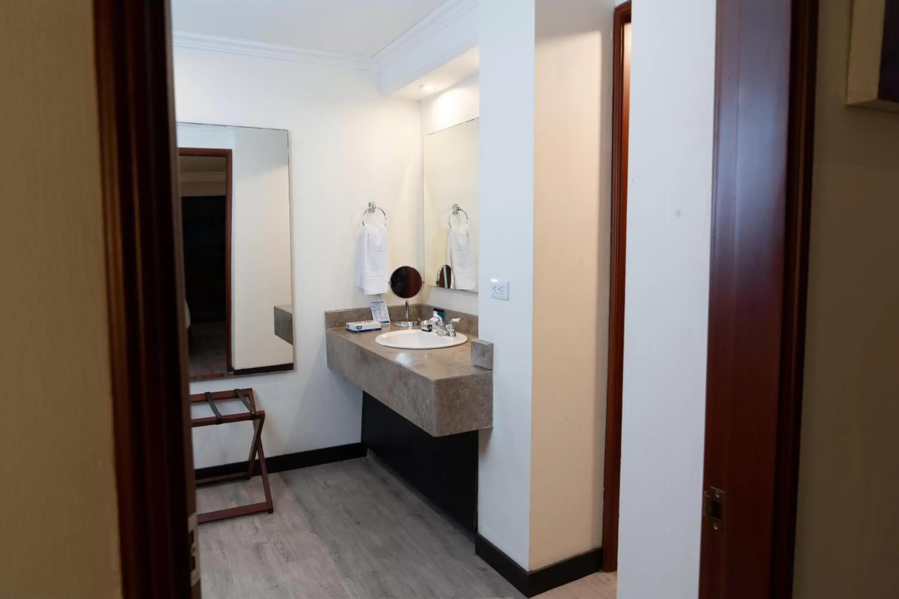 Bathroom, Kitchen/Kitchenette in Hotel 101 Park House
