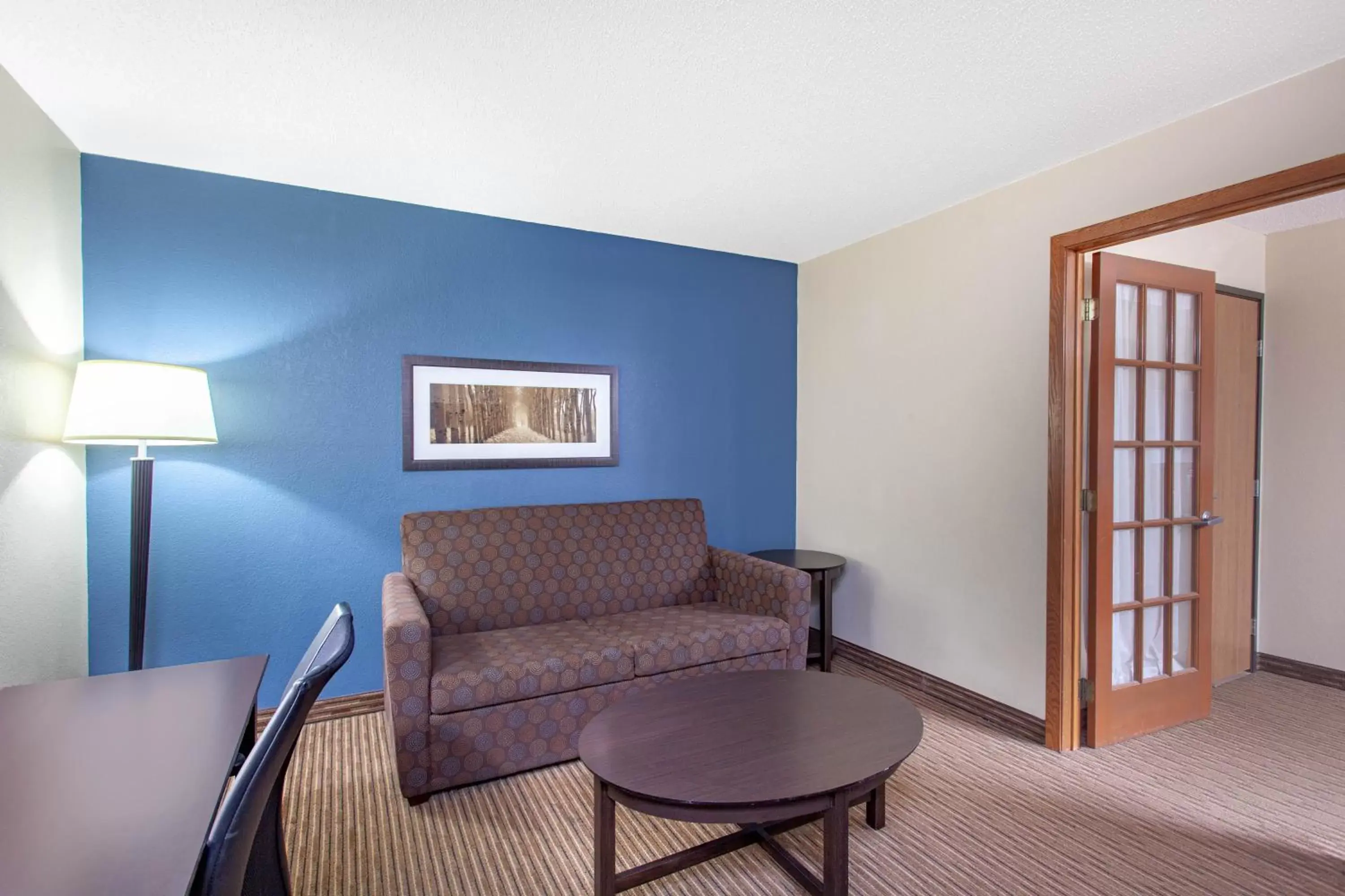 Living room, Seating Area in AmericInn by Wyndham Mankato Event Center near MSU