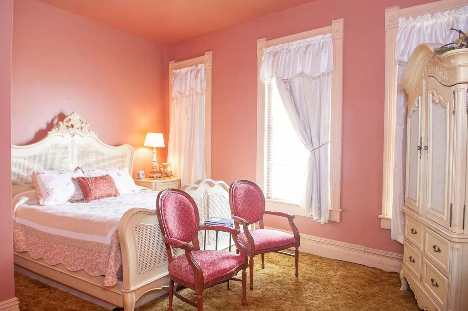 Photo of the whole room, Seating Area in The Historic Wolf Hotel