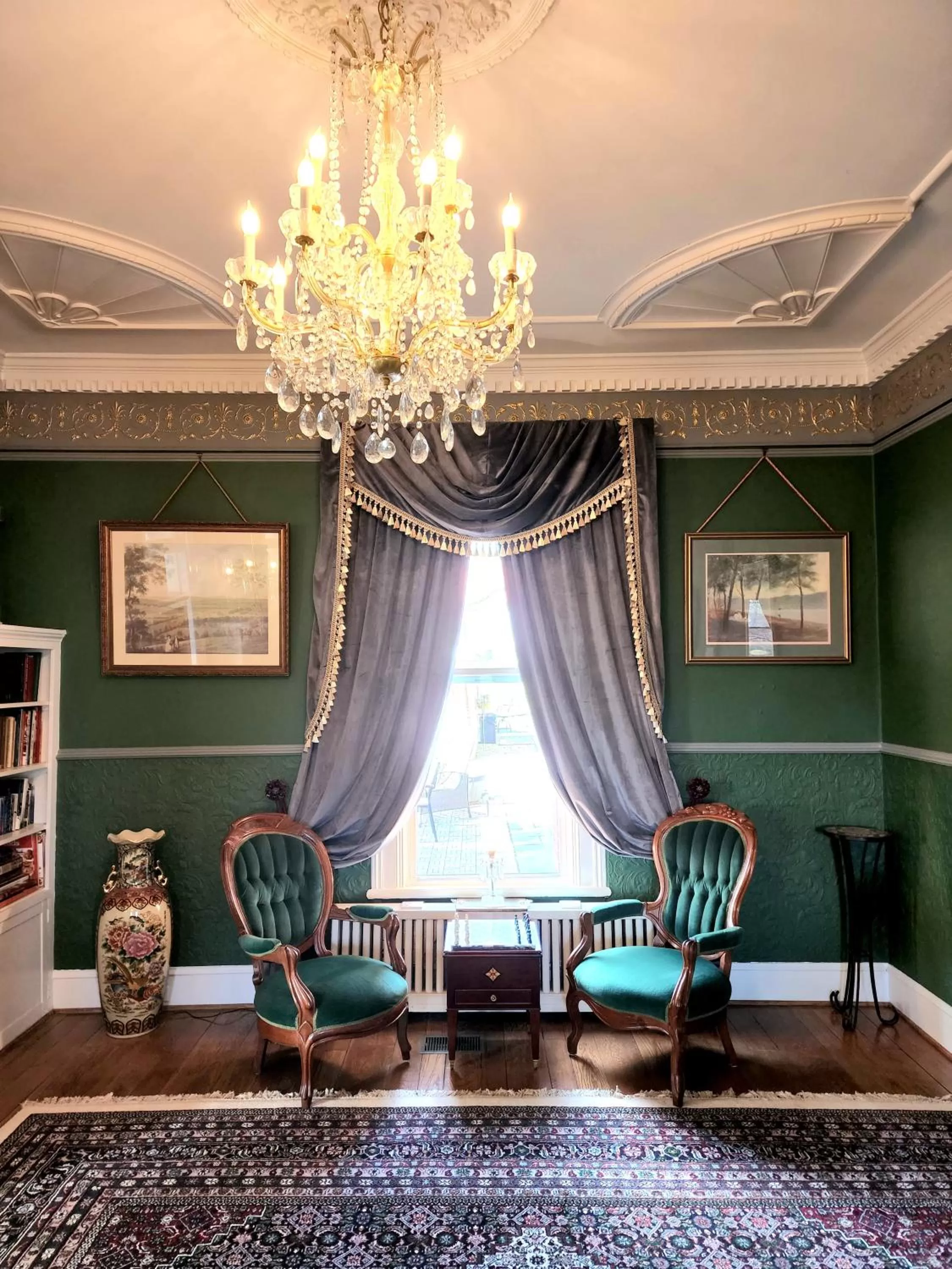 Library in South Court Inn