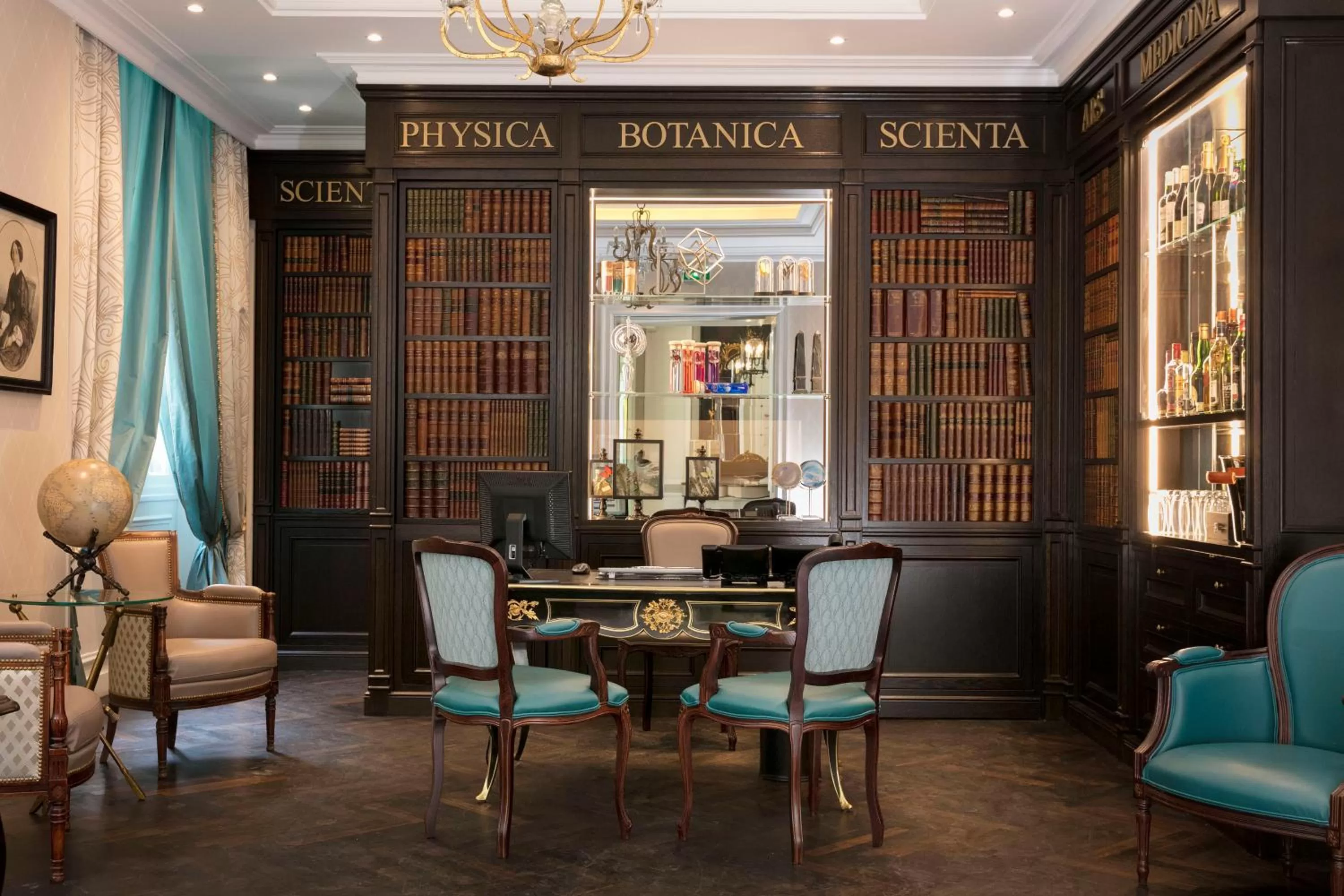 Lobby or reception in Hôtel Serotel Lutèce