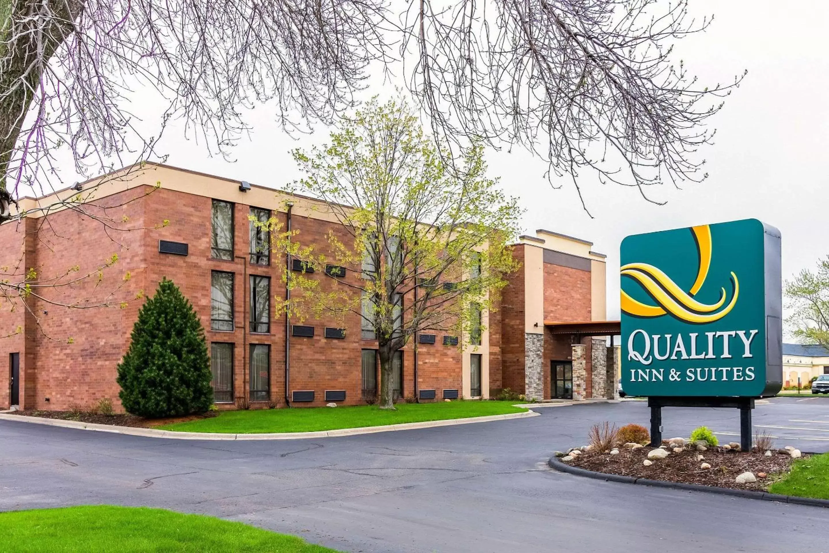 Property Building in Quality Inn and Suites - Arden Hills