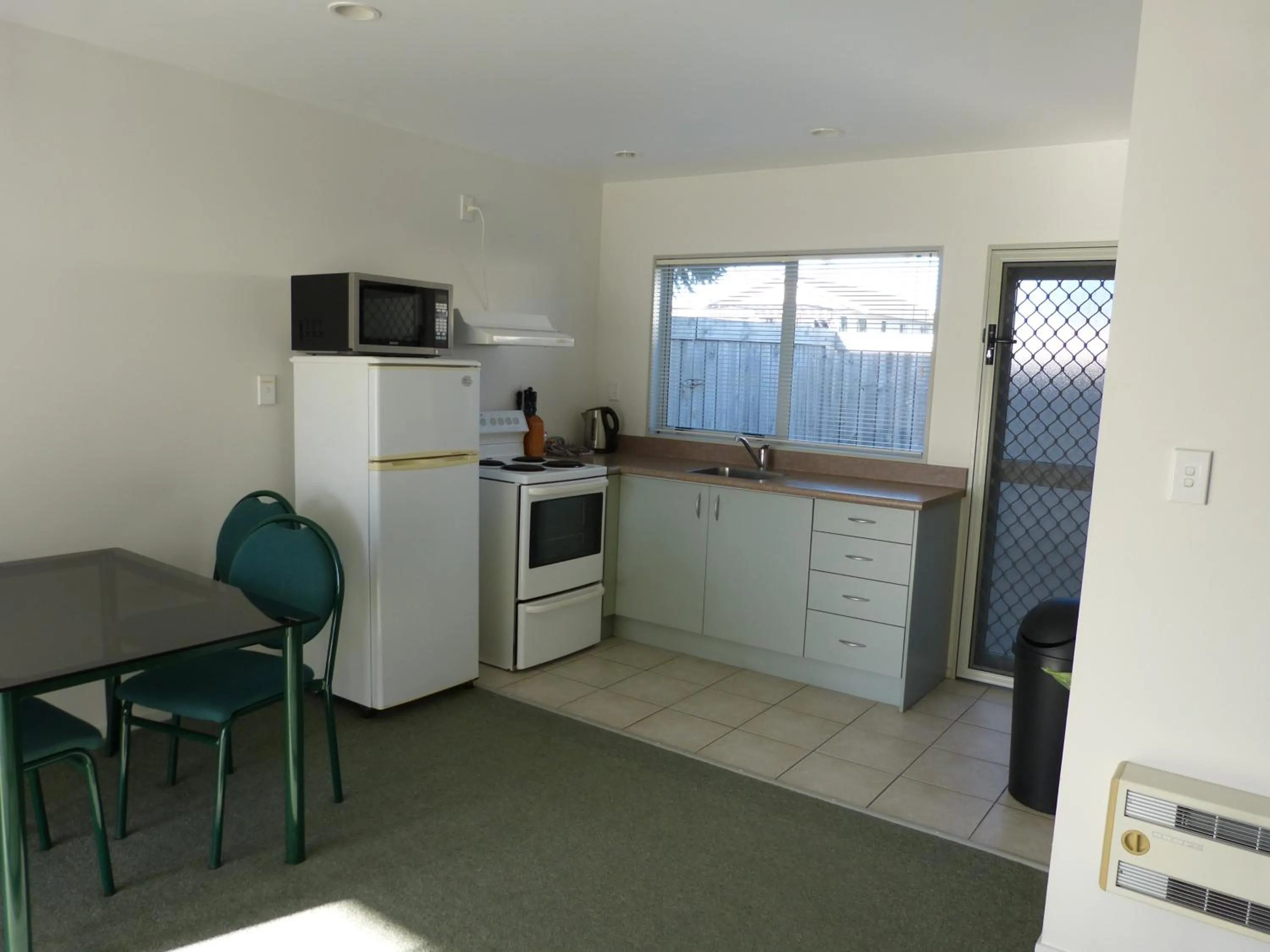 Kitchen or kitchenette in Blake Court Motel