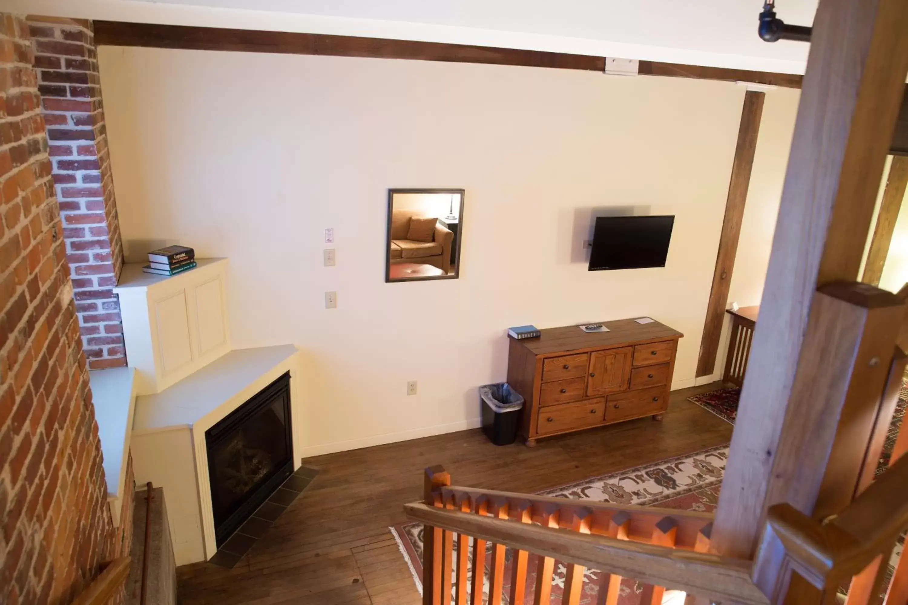 Bedroom, TV/Entertainment Center in The Common Man Inn & Restaurant