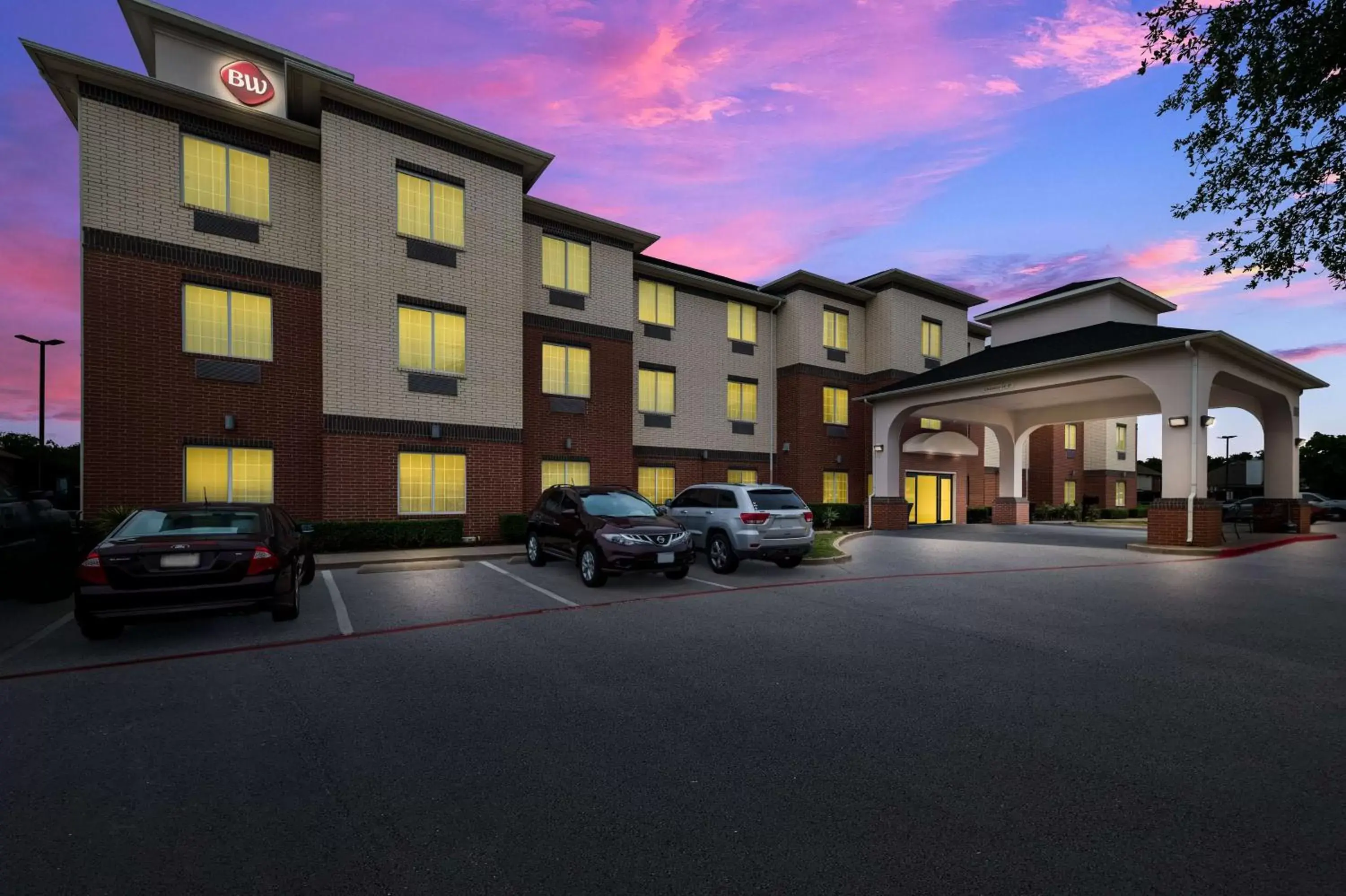 Property Building in Best Western Plus Lake Dallas Inn & Suites