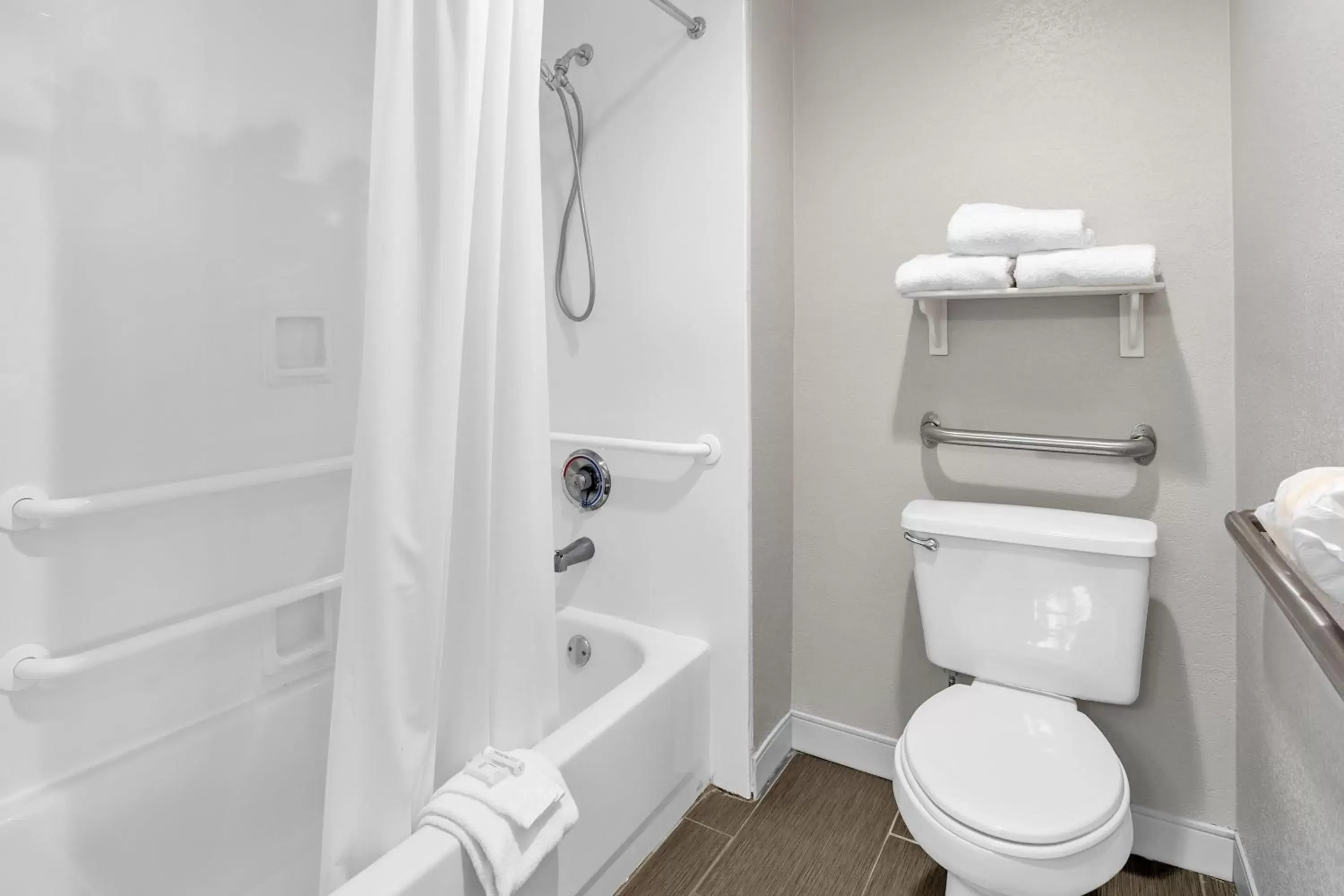 Toilet, Bathroom in La Quinta Inn by Wyndham Cleveland Independence